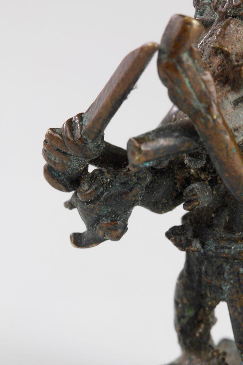 XIXe siècle Poids en bronze et or du 19ème siècle représentant un chasseur traditionnel. Akan, Ghana en vente