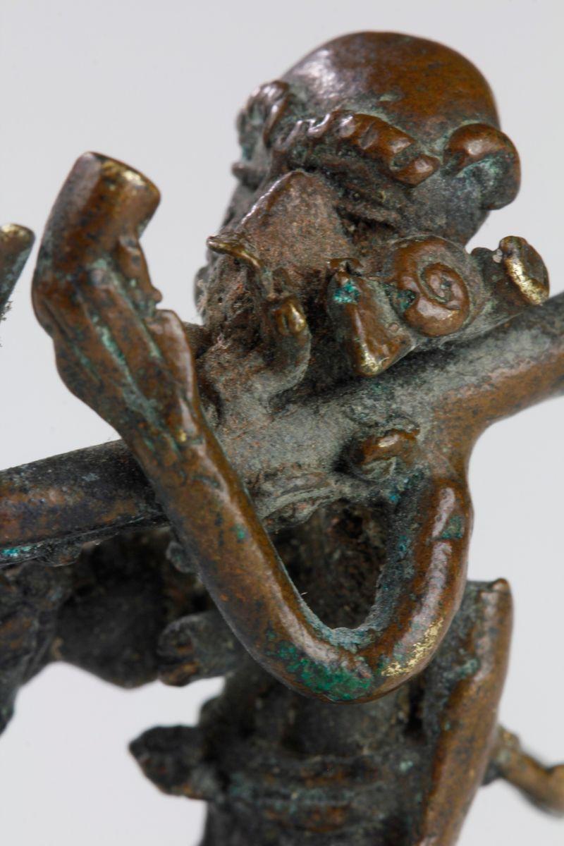 Bronze Poids en bronze et or du 19ème siècle représentant un chasseur traditionnel. Akan, Ghana en vente