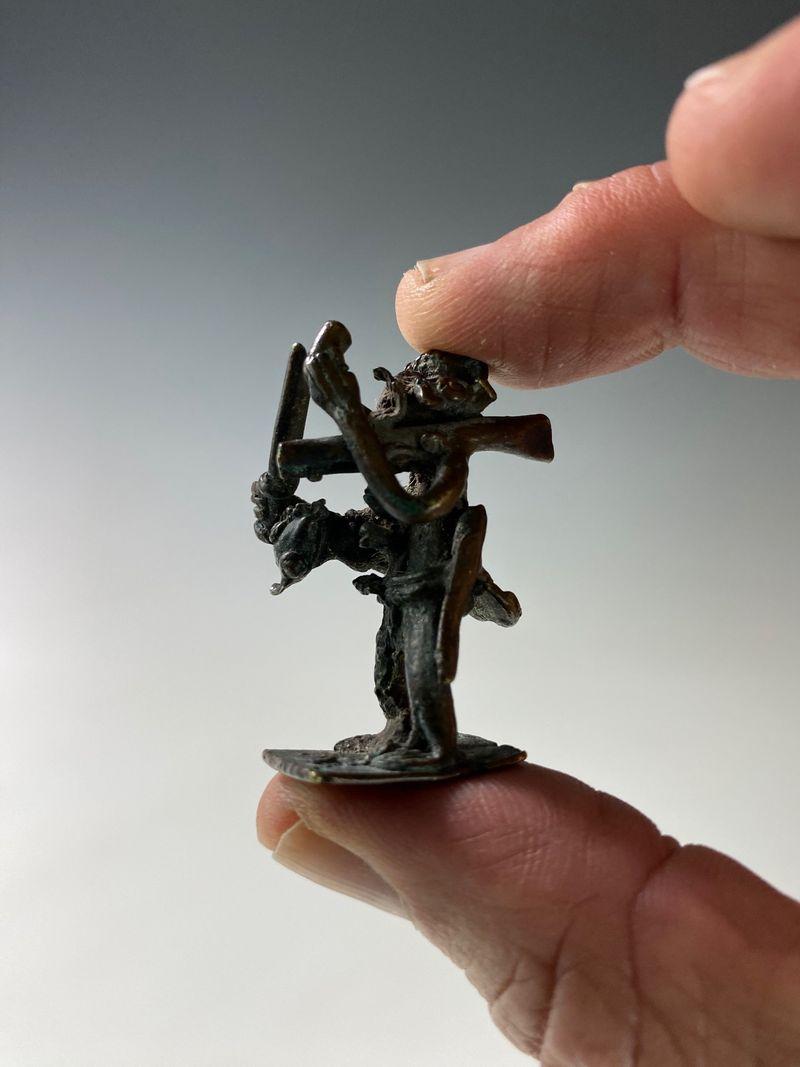 Poids en bronze et or du 19ème siècle représentant un chasseur traditionnel. Akan, Ghana en vente 1