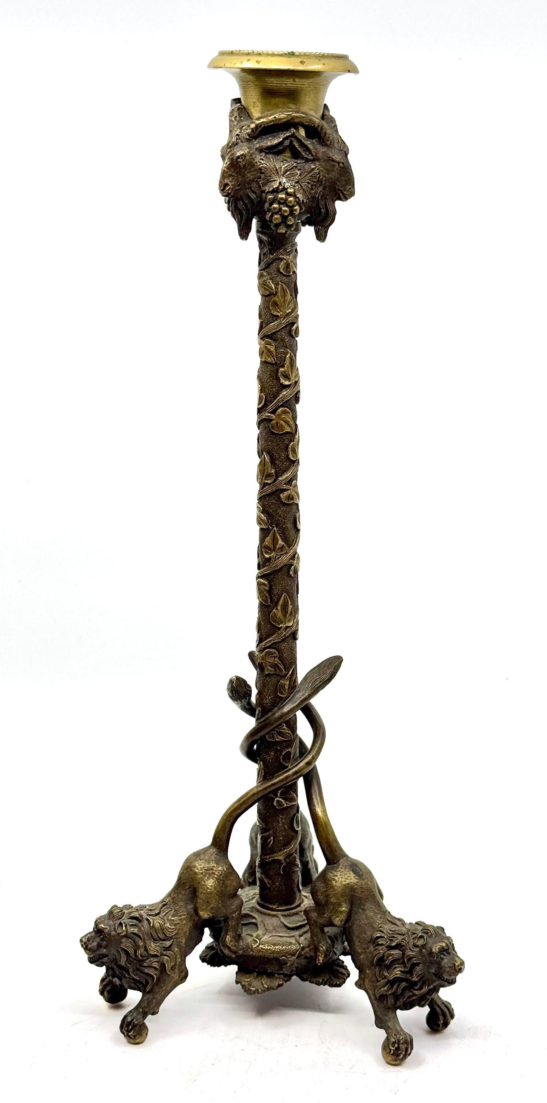 Un bel candeliere souvenir del Grand Tour in bronzo neoclassico. Probabilmente un bronzo della fine del XIX/inizio del XX secolo proveniente dall'Italia. Ottimi colori e dettagli. È alto circa 123.5 pollici. In buone condizioni d'uso, con