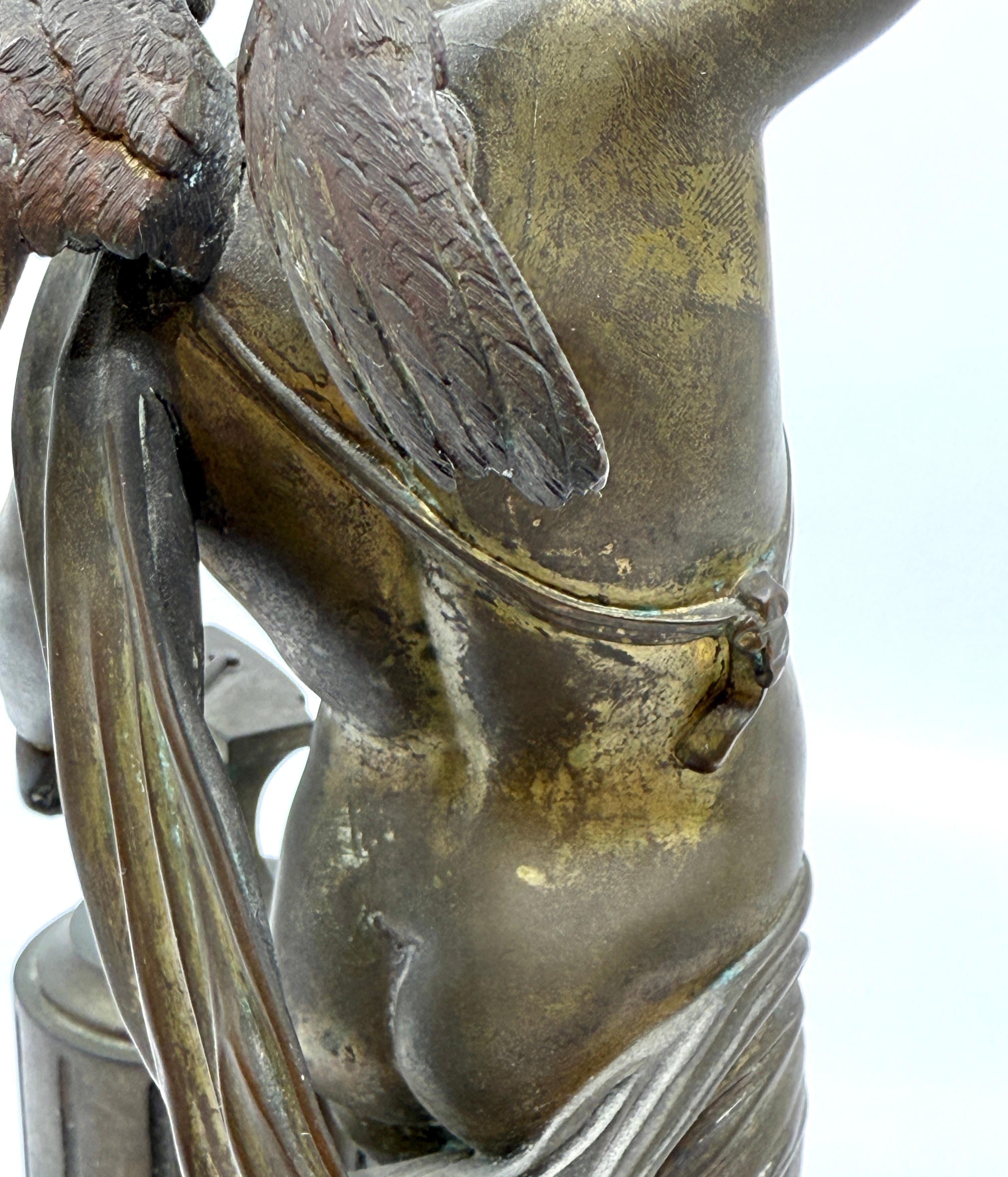 Souvenir in bronzo del XIX secolo Grand Tour Neoclassico Cupido che lancia un'Arrow in vendita 5