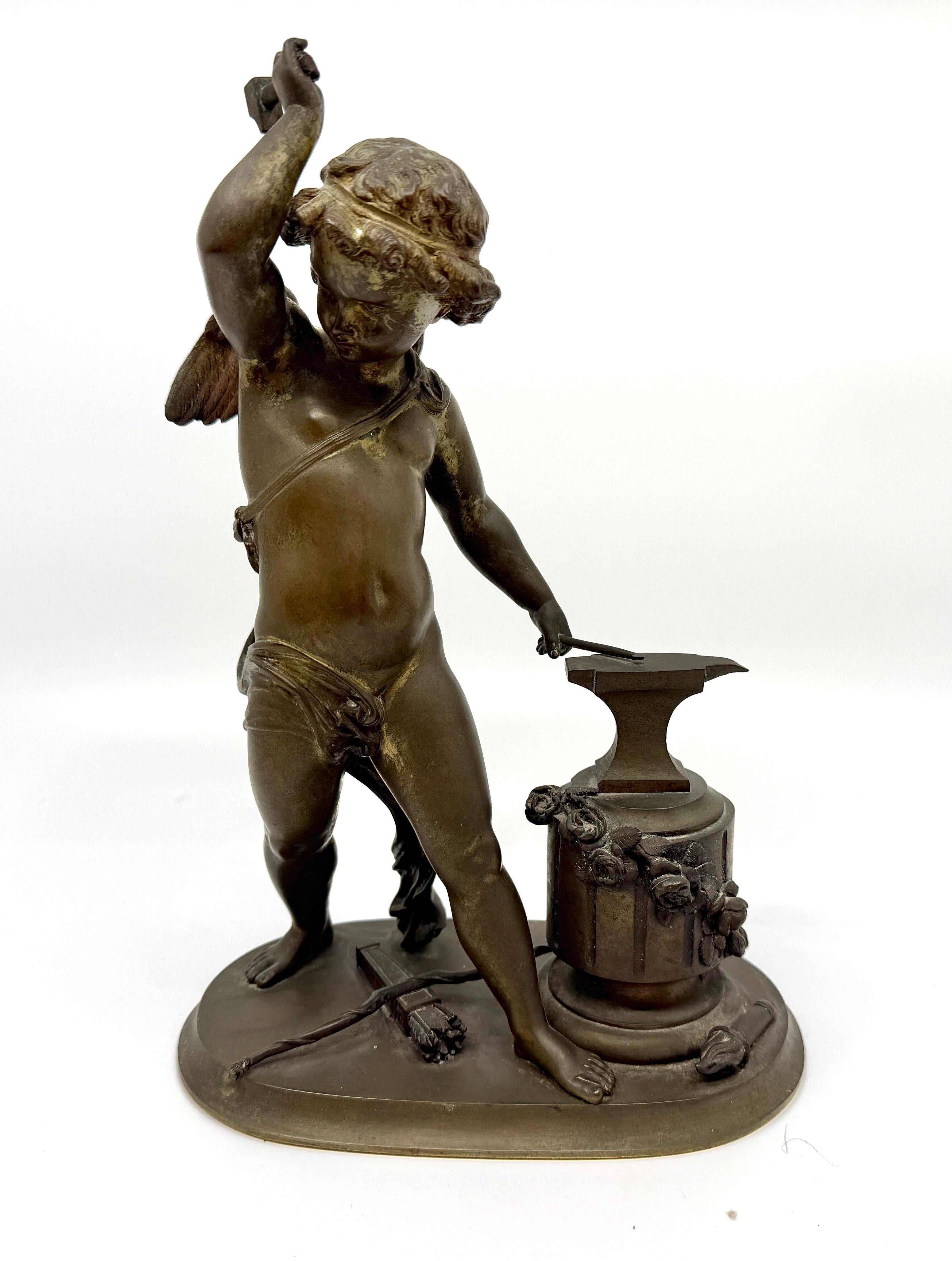 Un grazioso souvenir del Grand Tour in bronzo neoclassico, che raffigura Cupido che disegna una freccia sulla sua incudine. La scultura è successiva all'oggetto antico. È numerato. Molto probabilmente è italiano. Presenta una bella patina usurata,