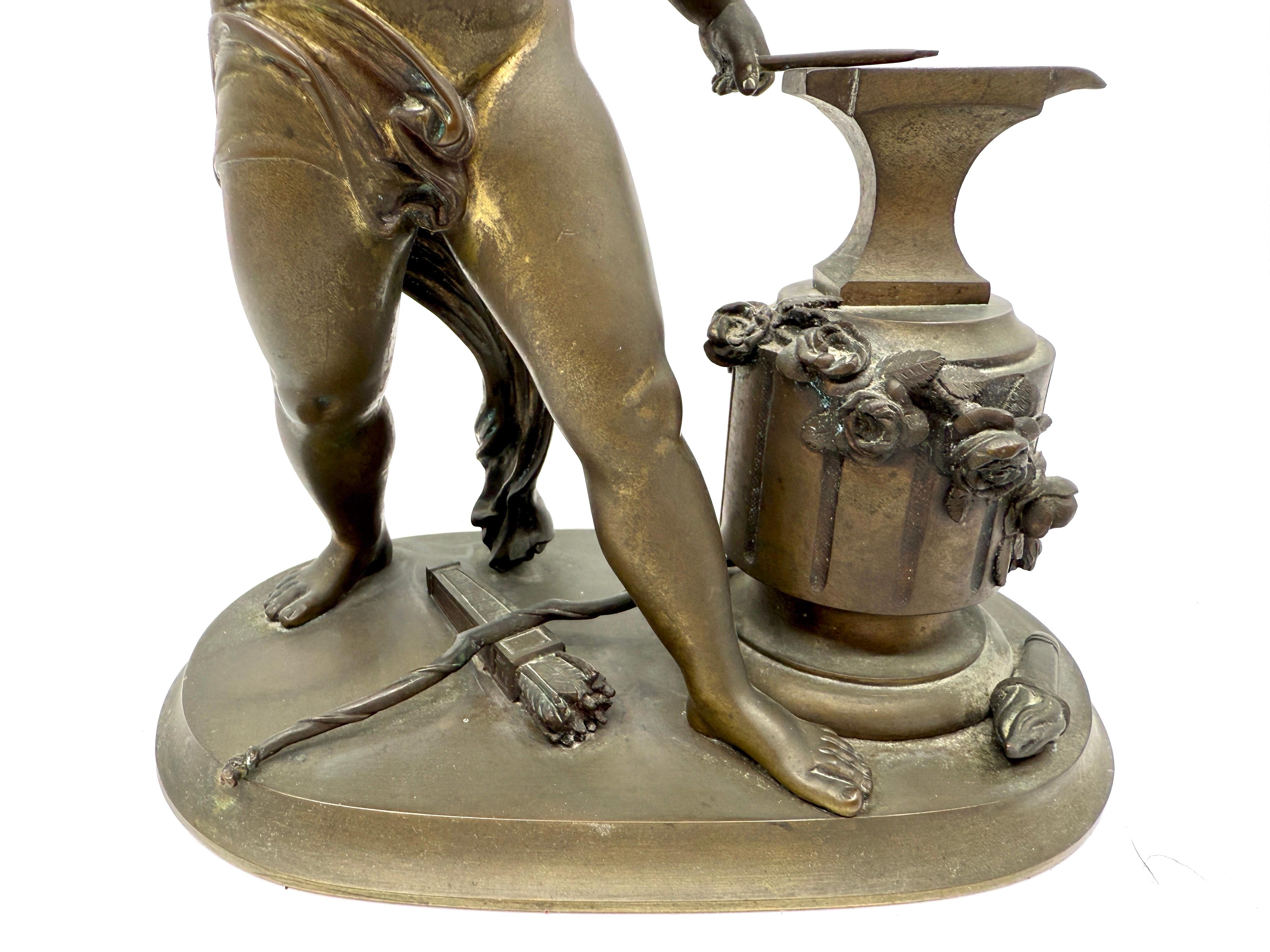 Italiano Souvenir in bronzo del XIX secolo Grand Tour Neoclassico Cupido che lancia un'Arrow in vendita