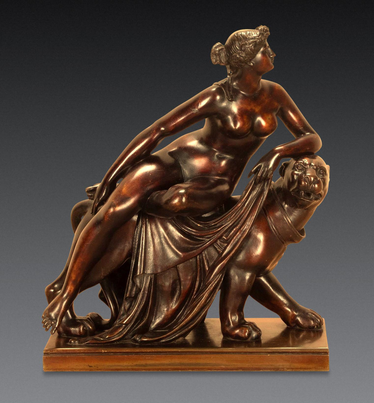 Grupo de Ariadna y la Pantera en bronce clásico del siglo XIX, de buen tamaño, modelado con Ariadna recostada a la izquierda mientras su cabeza mira hacia el mismo lado, con la túnica sobre la Pantera de amplias zancadas y  La cabeza se volvió hacia