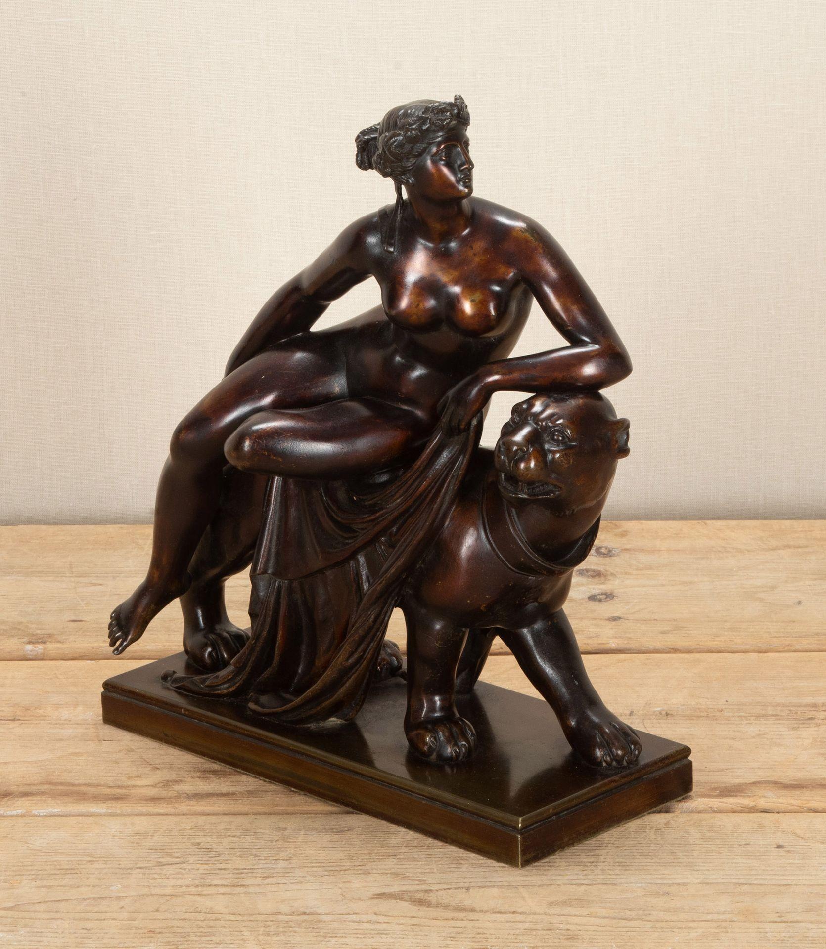 Groupe en bronze de bonne taille du 19e siècle représentant Ariane et l'oiseau. Ariane est allongée à gauche, la tête tournée du même côté, avec sa robe en travers de sa panthère, à grandes enjambées et la tête tournée vers Dexter. D'après Johann
