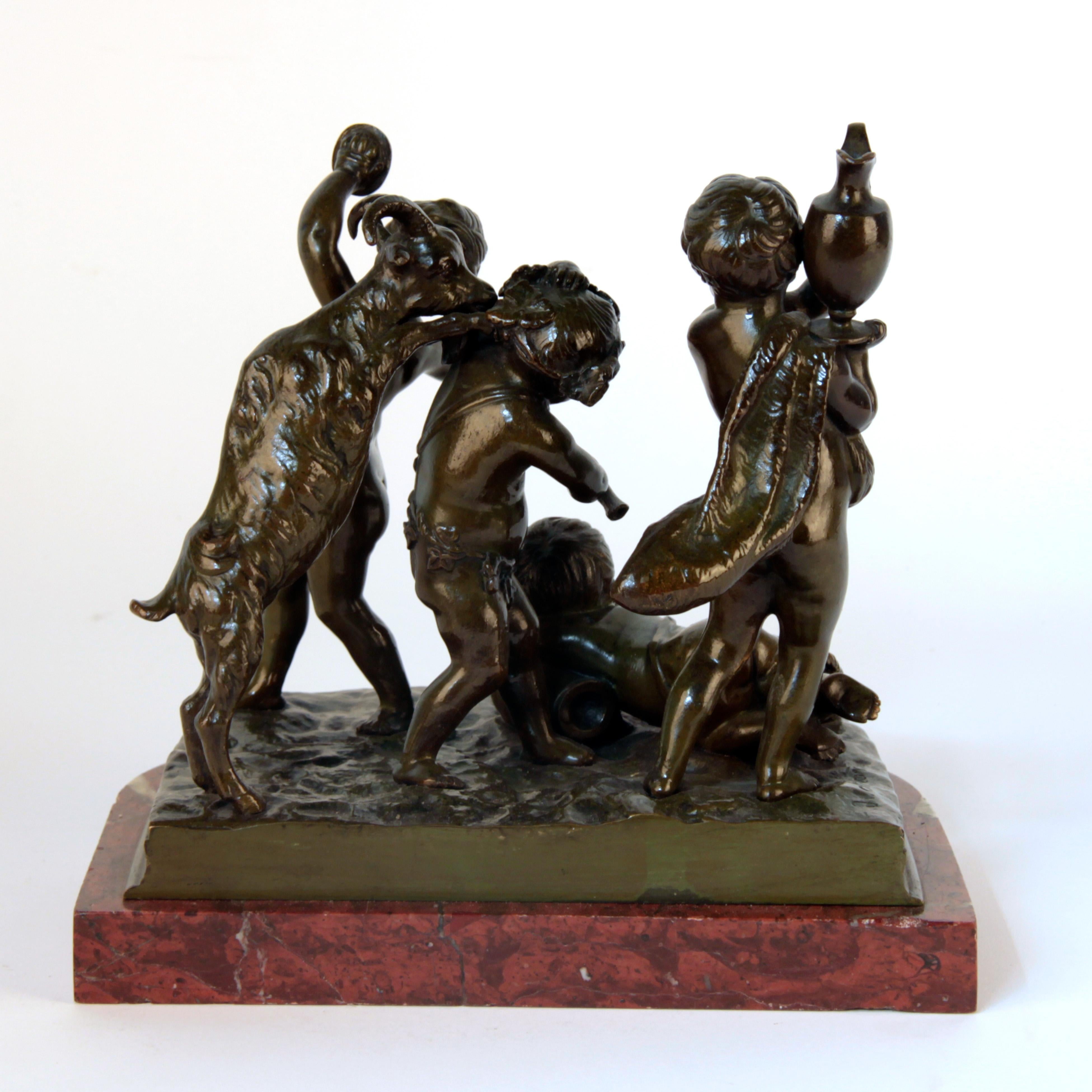 Francese Gruppo di putti in bronzo del XIX secolo su base di marmo, firmato da Clodion in vendita