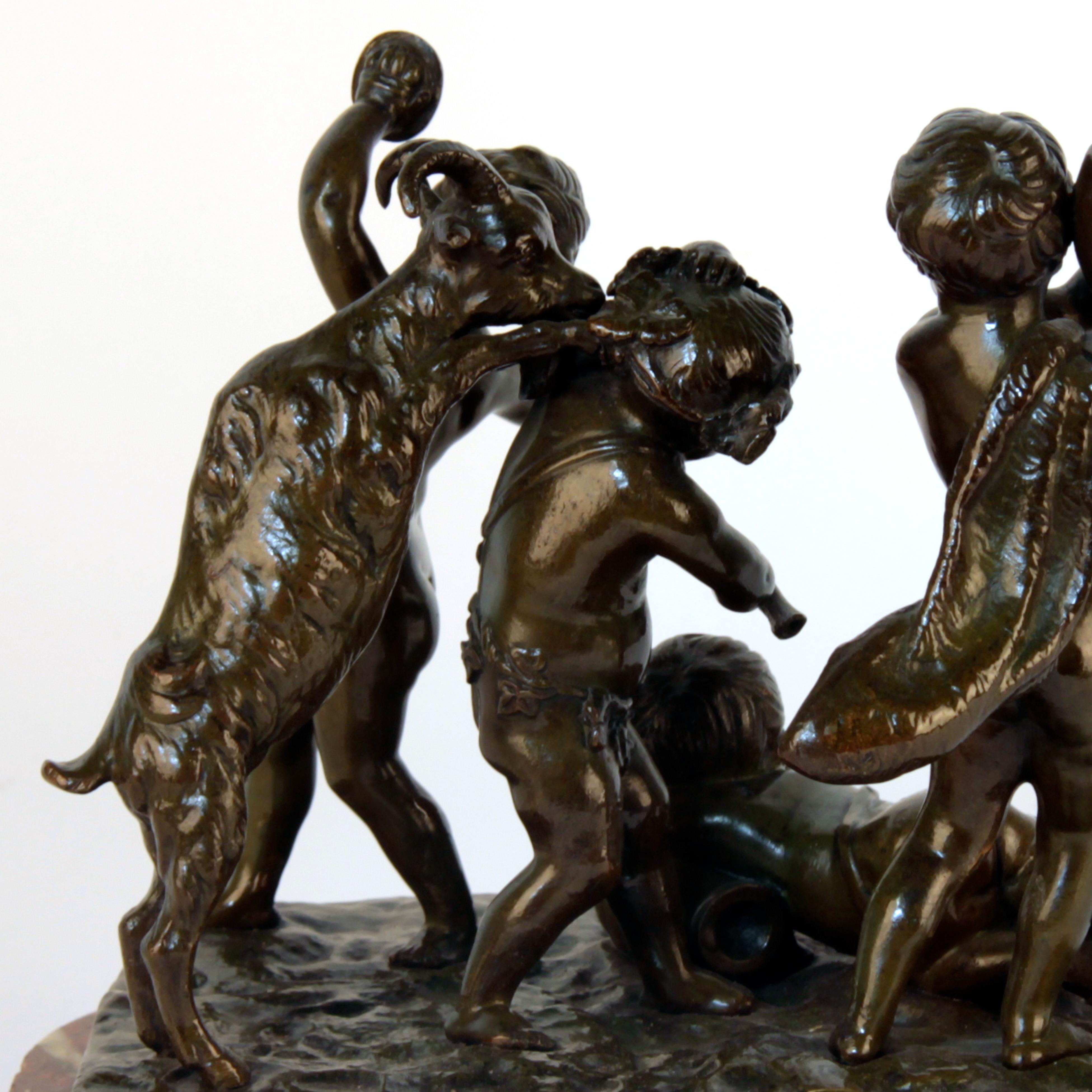 Bronze Groupe de puttis en bronze du 19ème siècle sur socle en marbre, signé par Clodion en vente