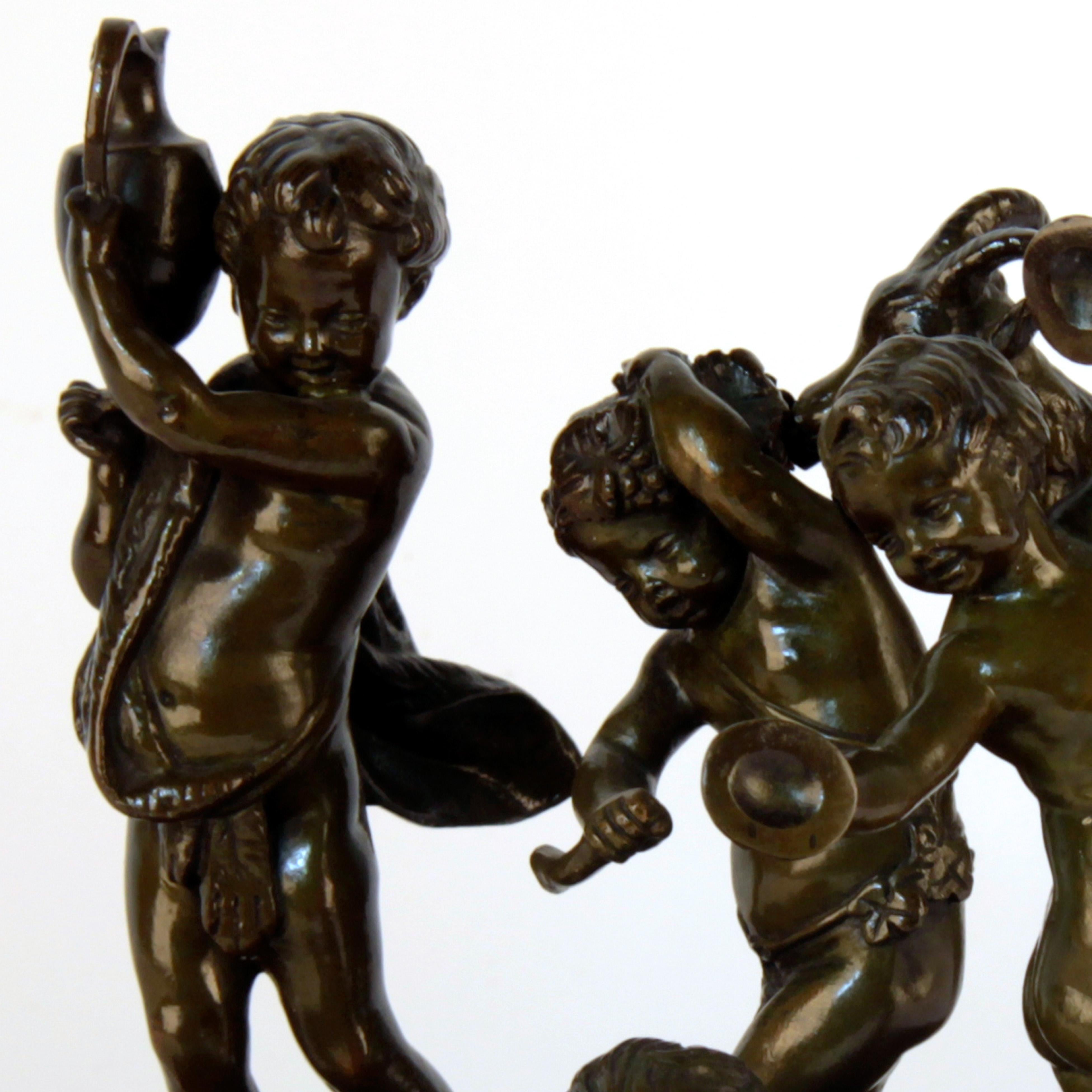 Bronzegruppe von Puttis aus dem 19. Jahrhundert auf Marmorsockel, signiert von Clodion im Angebot 4