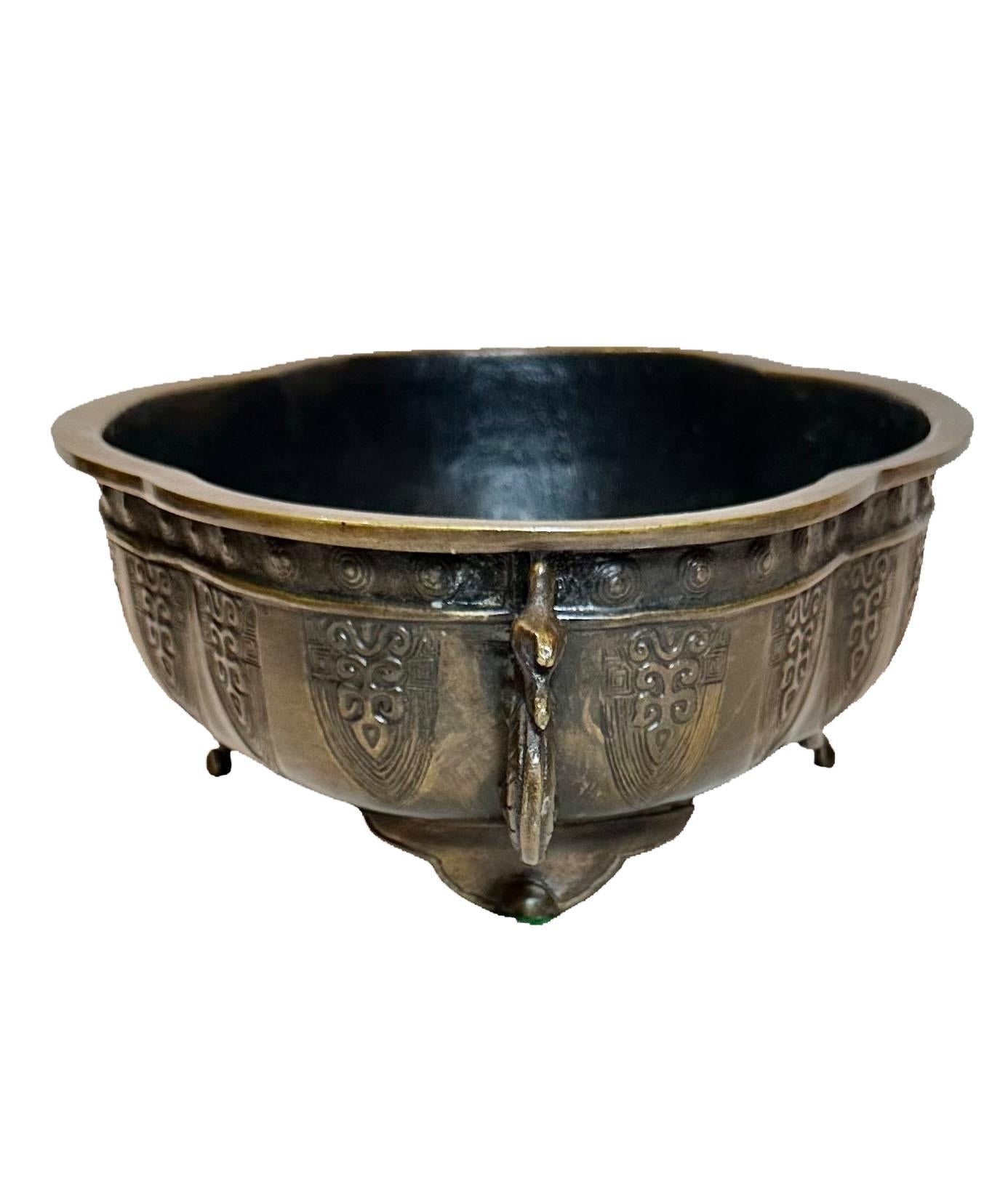 Fioriera in bronzo giapponese del XIX secolo, periodo Meiji. Bellissima decorata con manici di drago. 