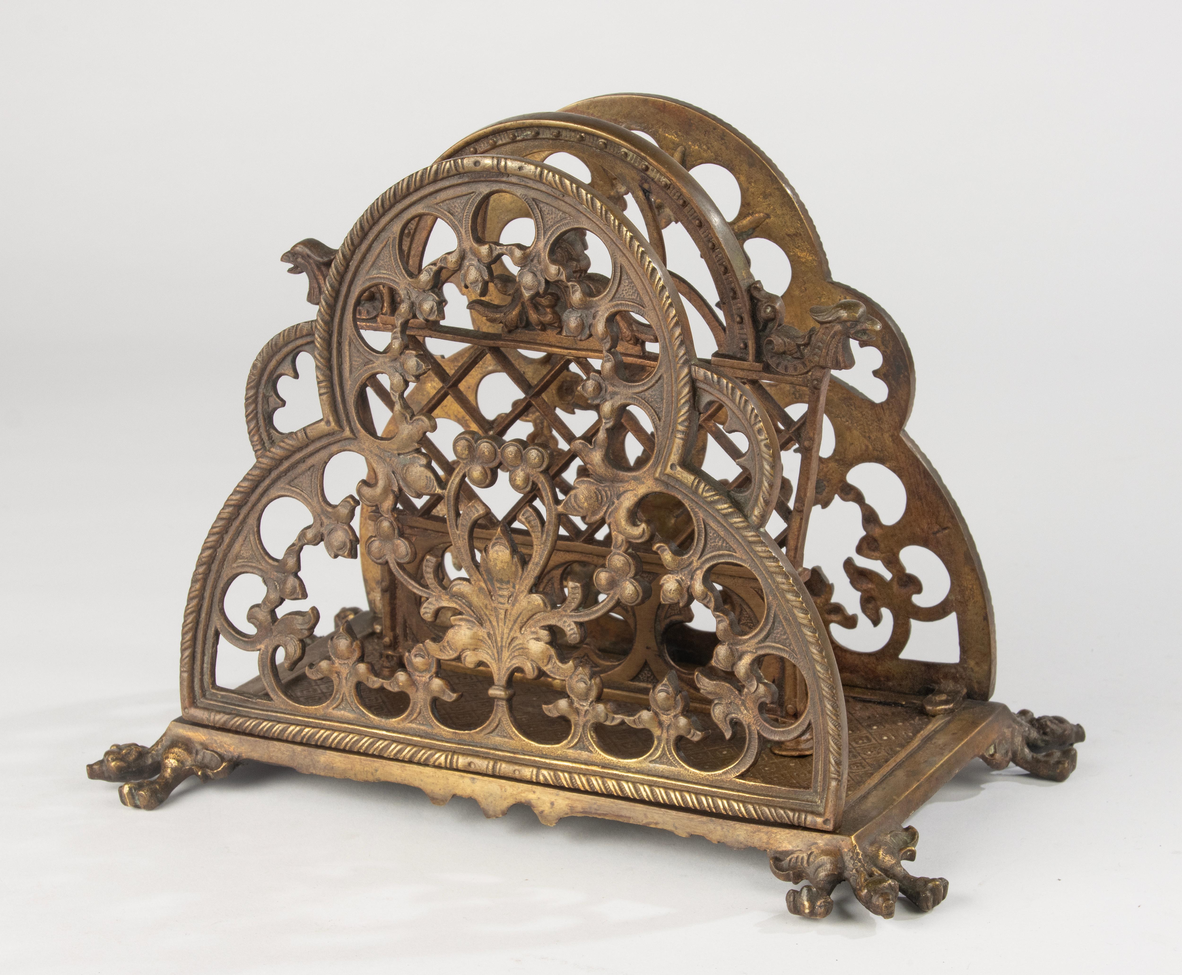 Eleganza del portalettere francese in bronzo, fine del XIX secolo. Il design traforato presenta intricati motivi in stile Gothic Revival con fogliame stilizzato, quatrefogli e dettagli decorativi, completati da piccole teste di grifone su entrambi i