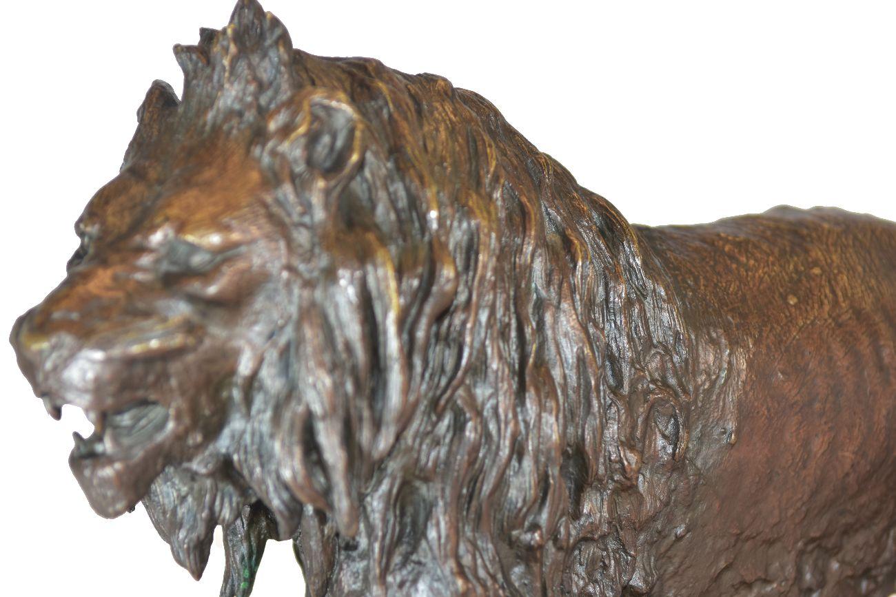 Patiné médaille du 19ème siècle en bronze patiné au lion par Fratin en vente