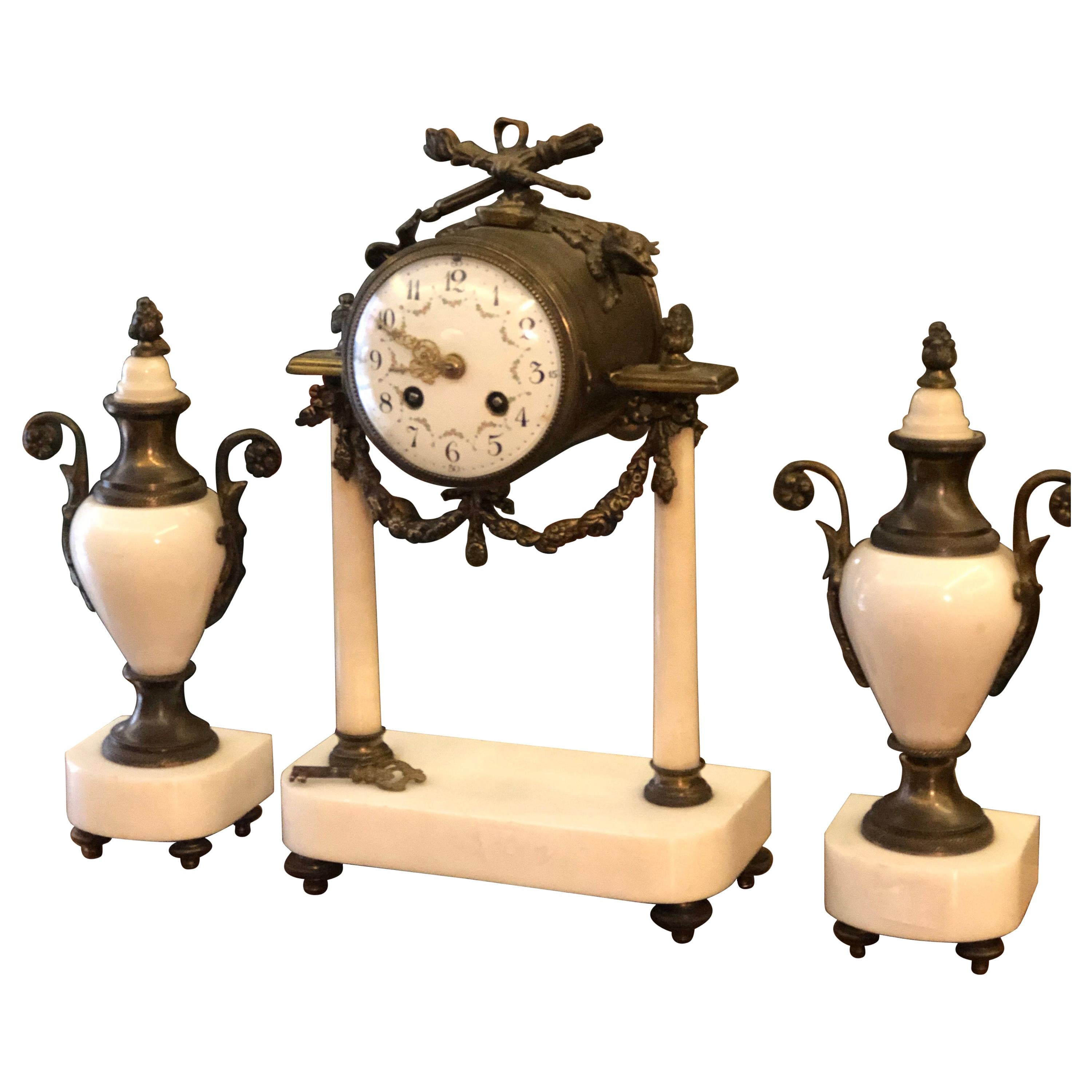 Pendule de cheminée du 19e siècle en bronze sur un Stand en marbre avec deux urnes en marbre en vente