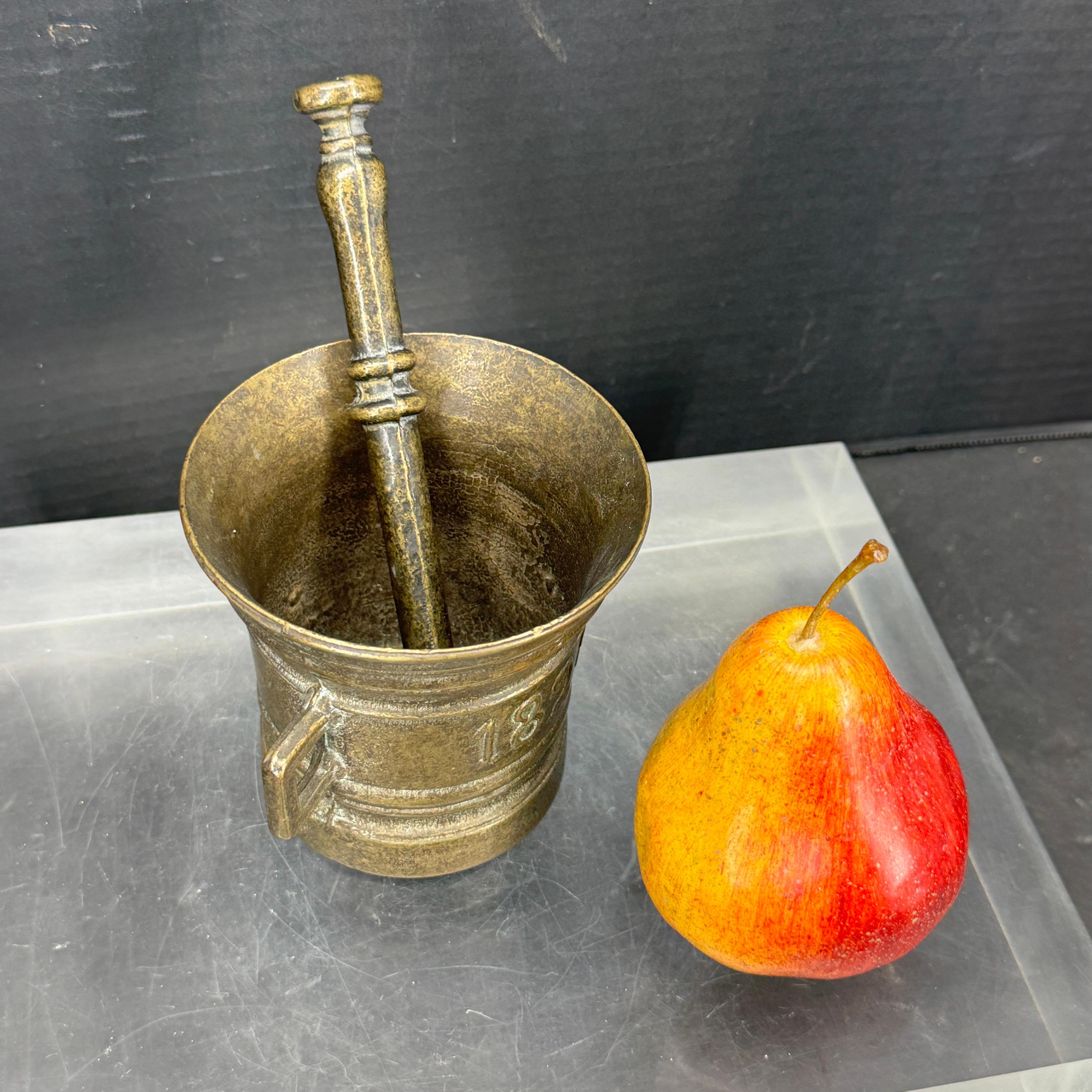 Stile impero Set da speziale con mortaio e pestello in bronzo del XIX secolo in vendita