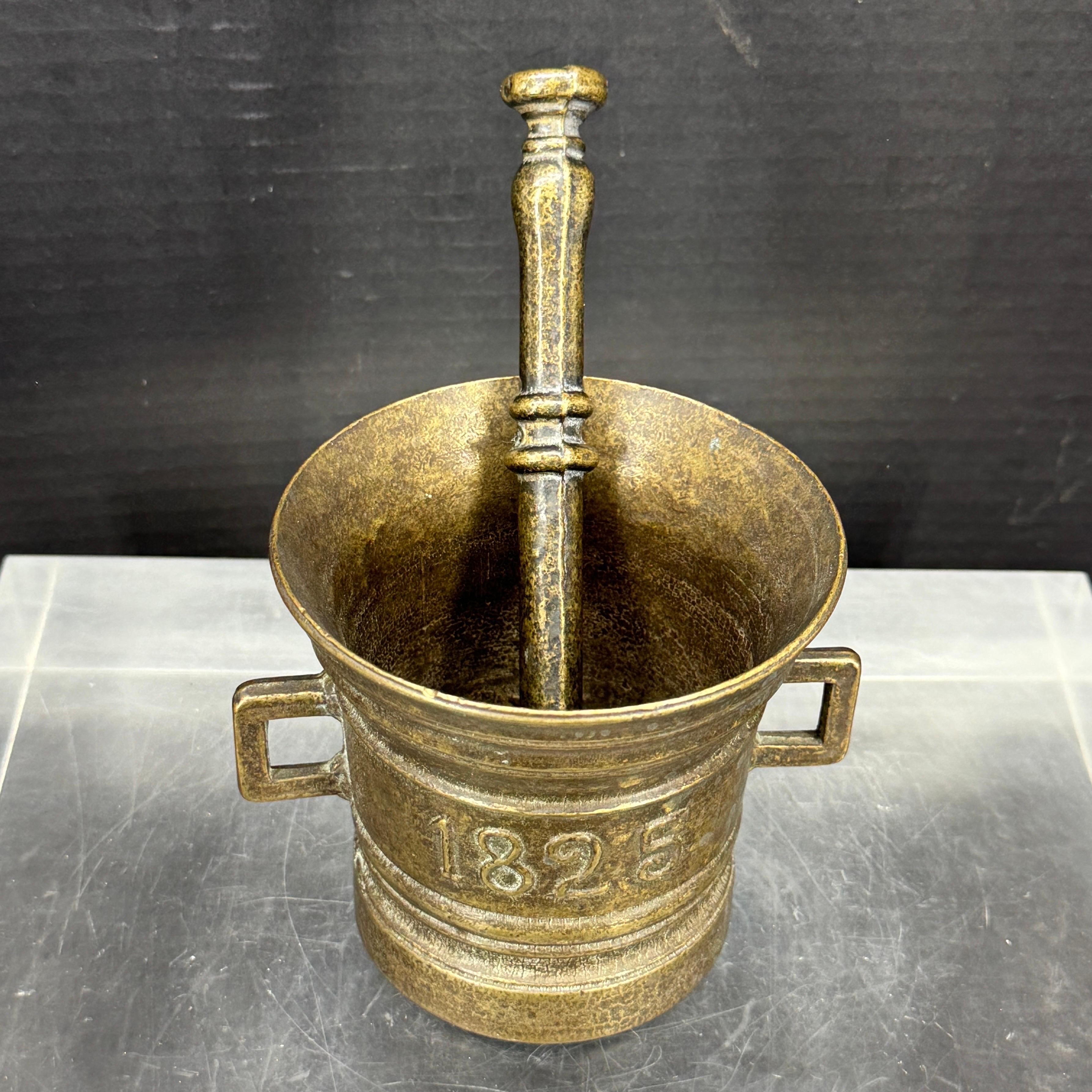 Set da speziale con mortaio e pestello in bronzo del XIX secolo in vendita 1