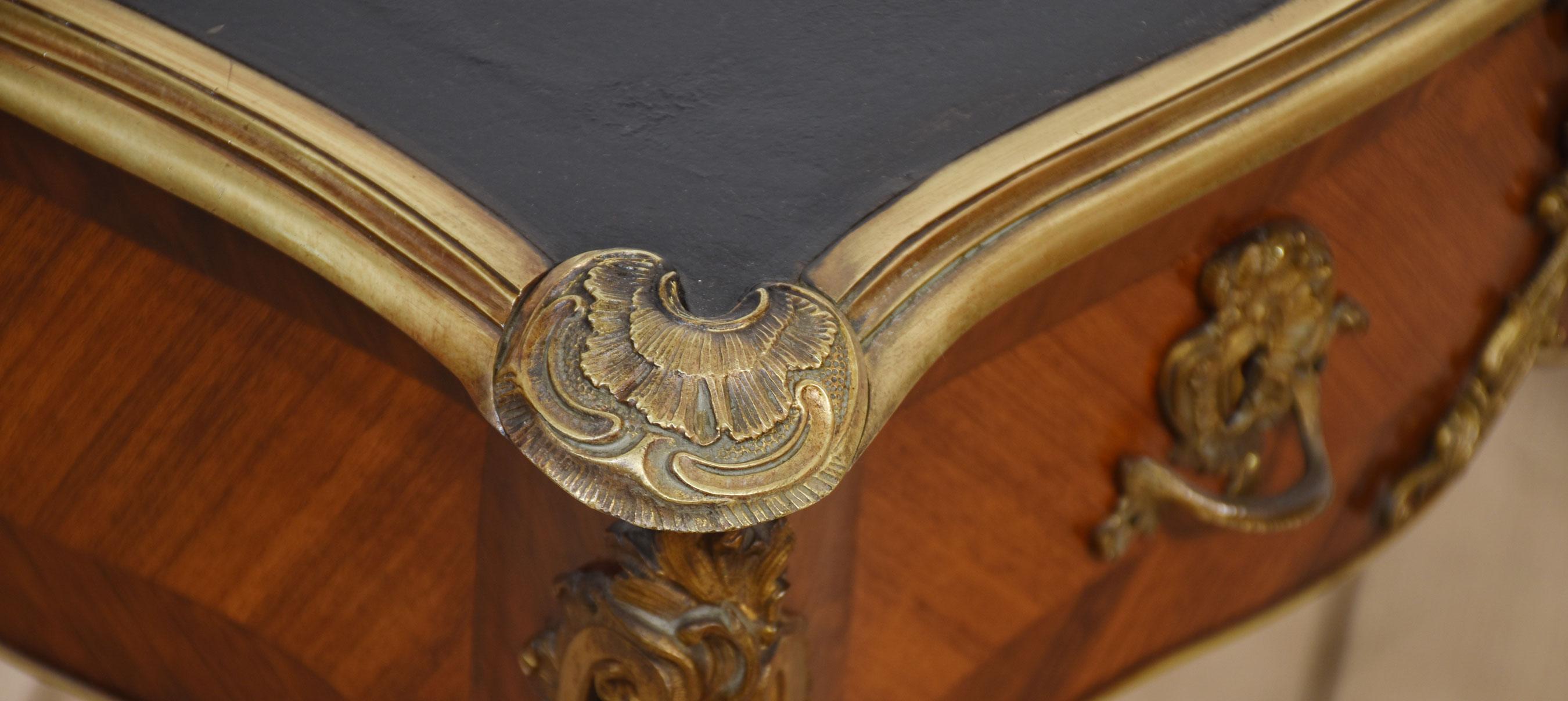 19th century bronze mounted bureau plat en vente 7