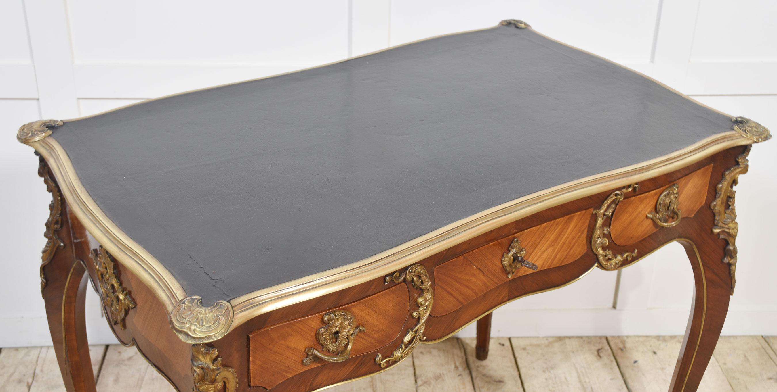 Noyer 19th century bronze mounted bureau plat en vente
