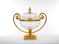 Centrotavola con piedini in bronzo del XIX secolo / cristallo tagliato coperto