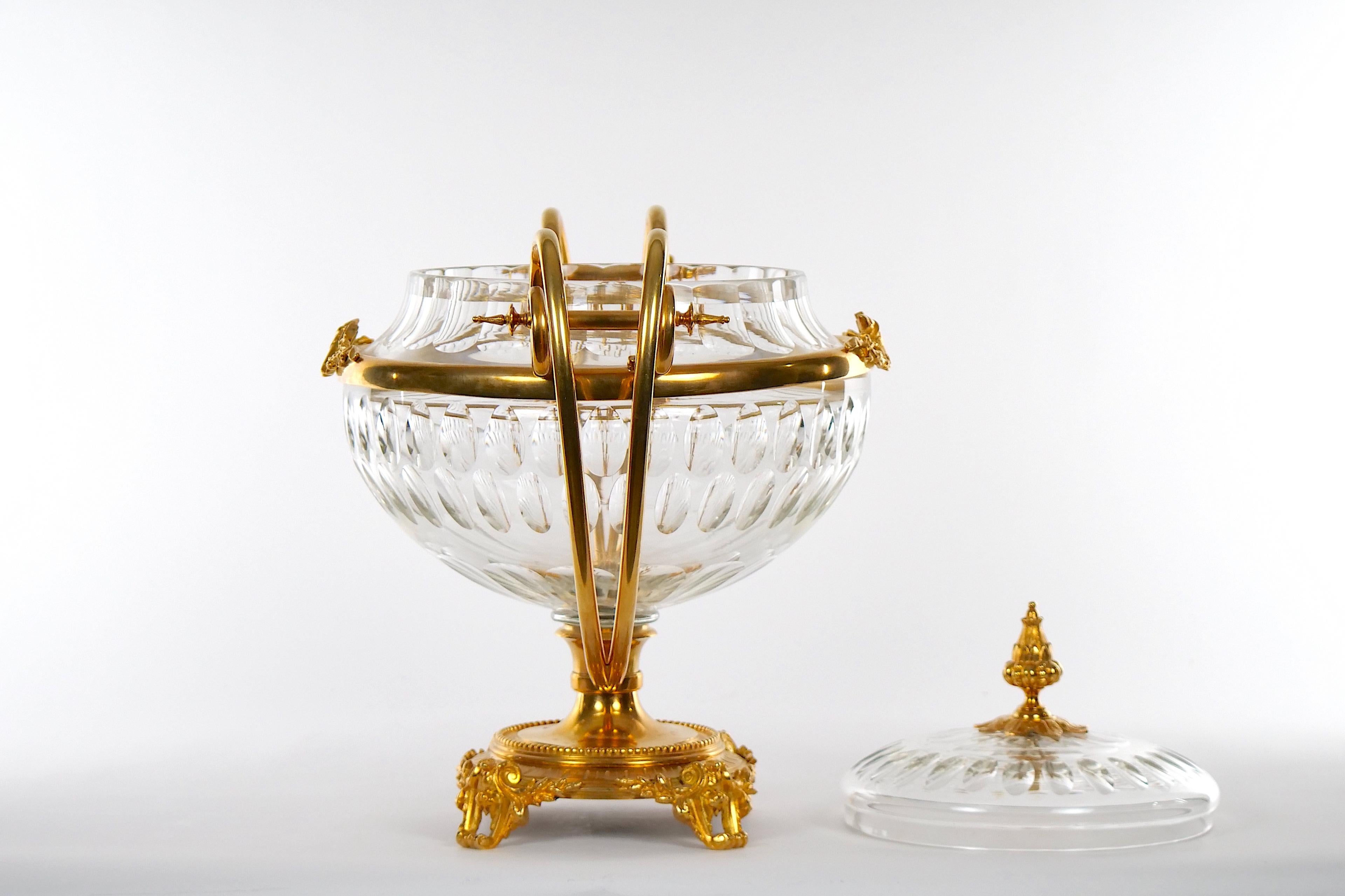 19. Jahrhundert Bronze montiert / geschliffenem Kristall bedeckt Fuß Center Piece (Vergoldet) im Angebot