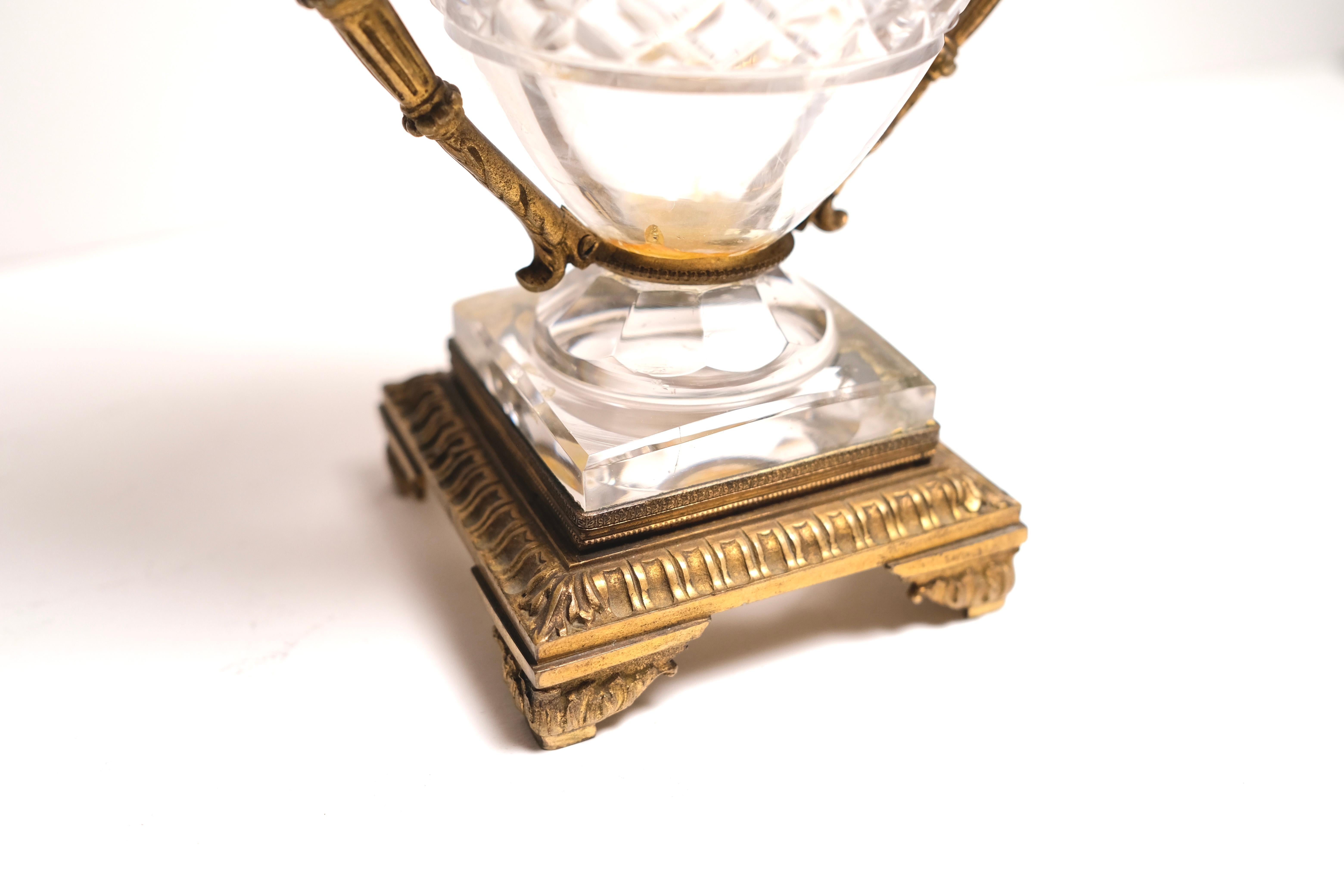 Vase aus geschliffenem Kristall mit Bronzebeschlag aus dem 19. (Empire) im Angebot