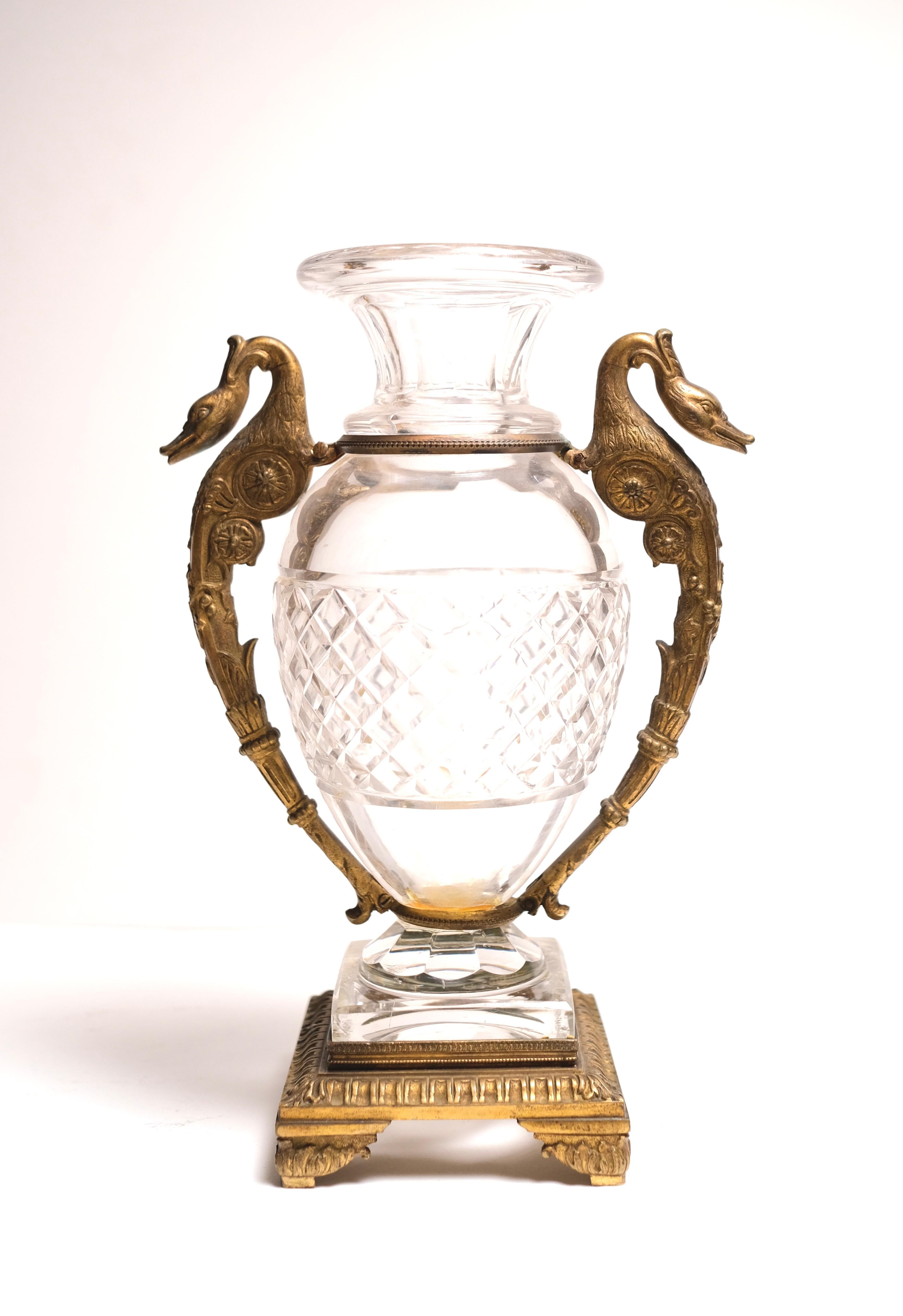 Vase aus geschliffenem Kristall mit Bronzebeschlag aus dem 19. (Französisch) im Angebot