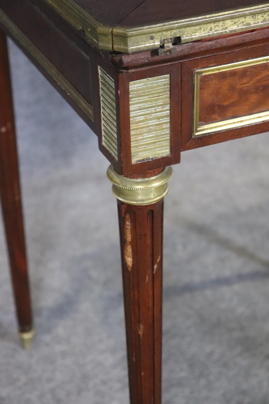 Table à serviettes en bois de roi Louis XV avec accents dorés. Capuchons de pied en laiton, accents, garnitures et inserts en feutre. Décorez une salle de jeu ou un DEN avec cette élégante table à cartes pliante. Construit en bois de roi avec des