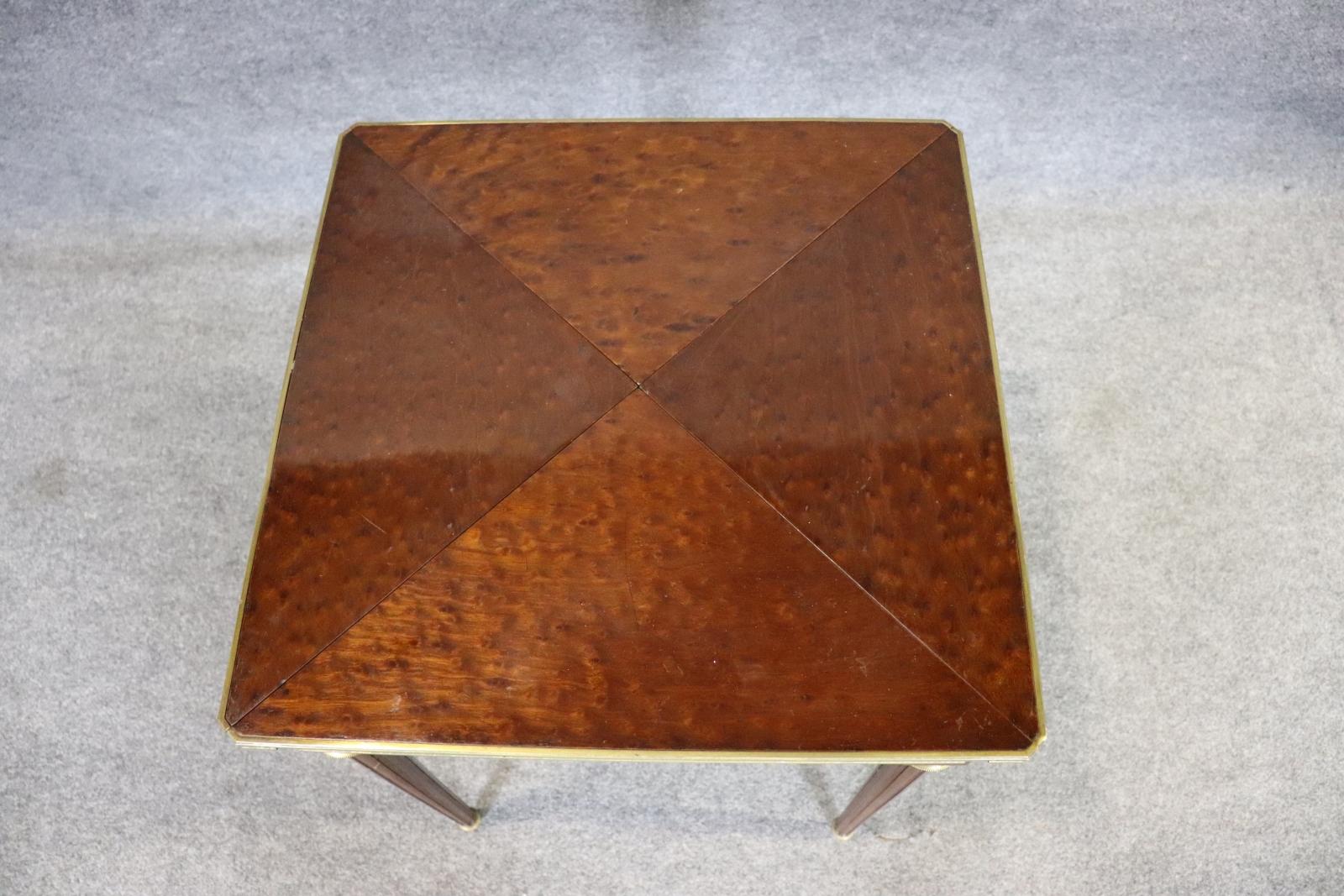 Français Table à serviettes Louis XVI du 19e siècle, montée sur bronze en vente