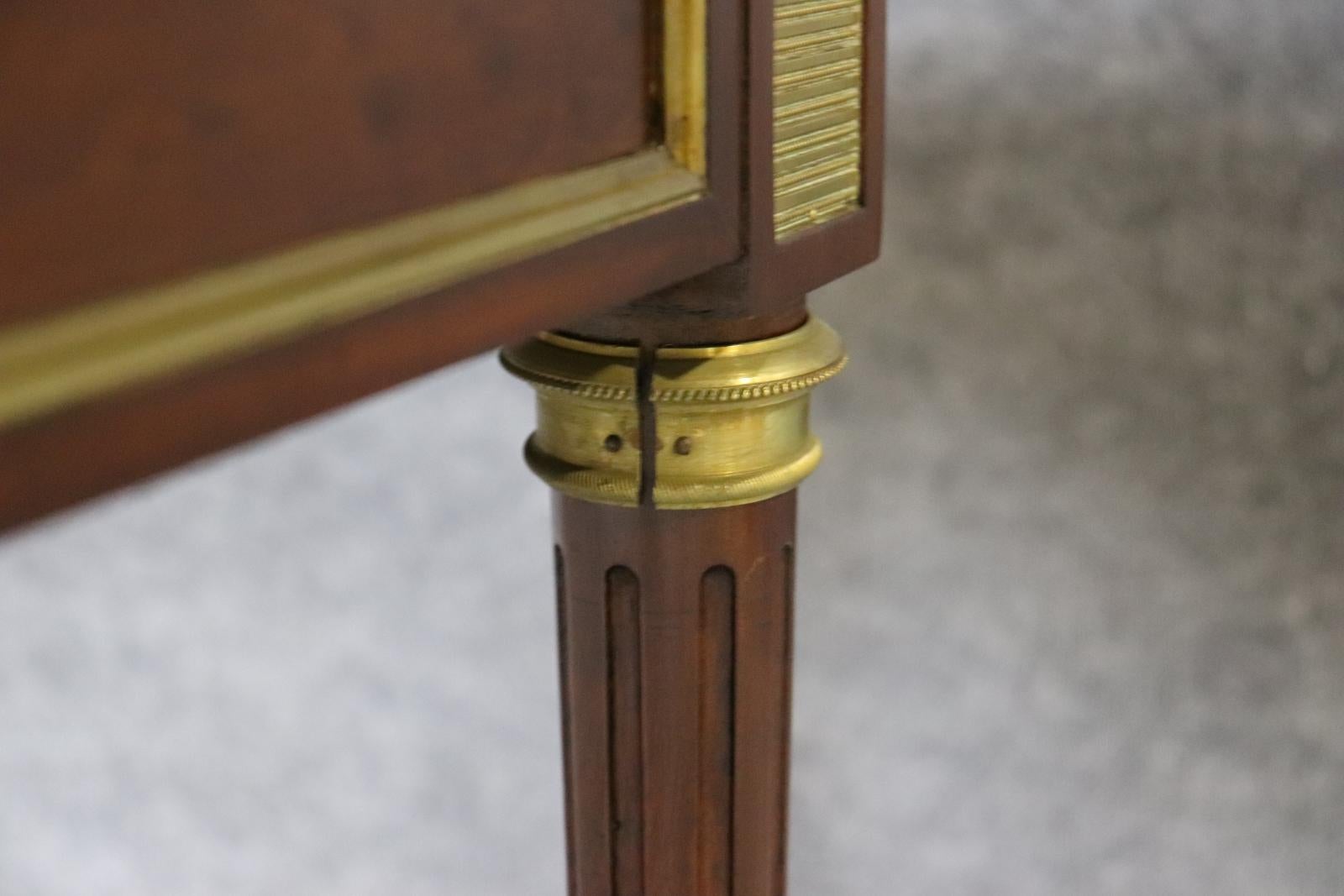 Table à serviettes Louis XVI du 19e siècle, montée sur bronze Bon état - En vente à Swedesboro, NJ