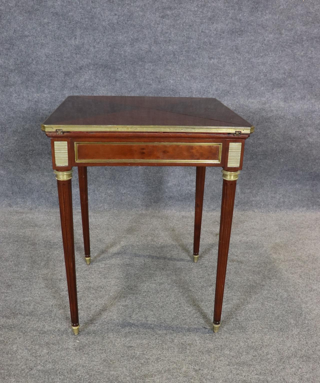 XIXe siècle Table à serviettes Louis XVI du 19e siècle, montée sur bronze en vente