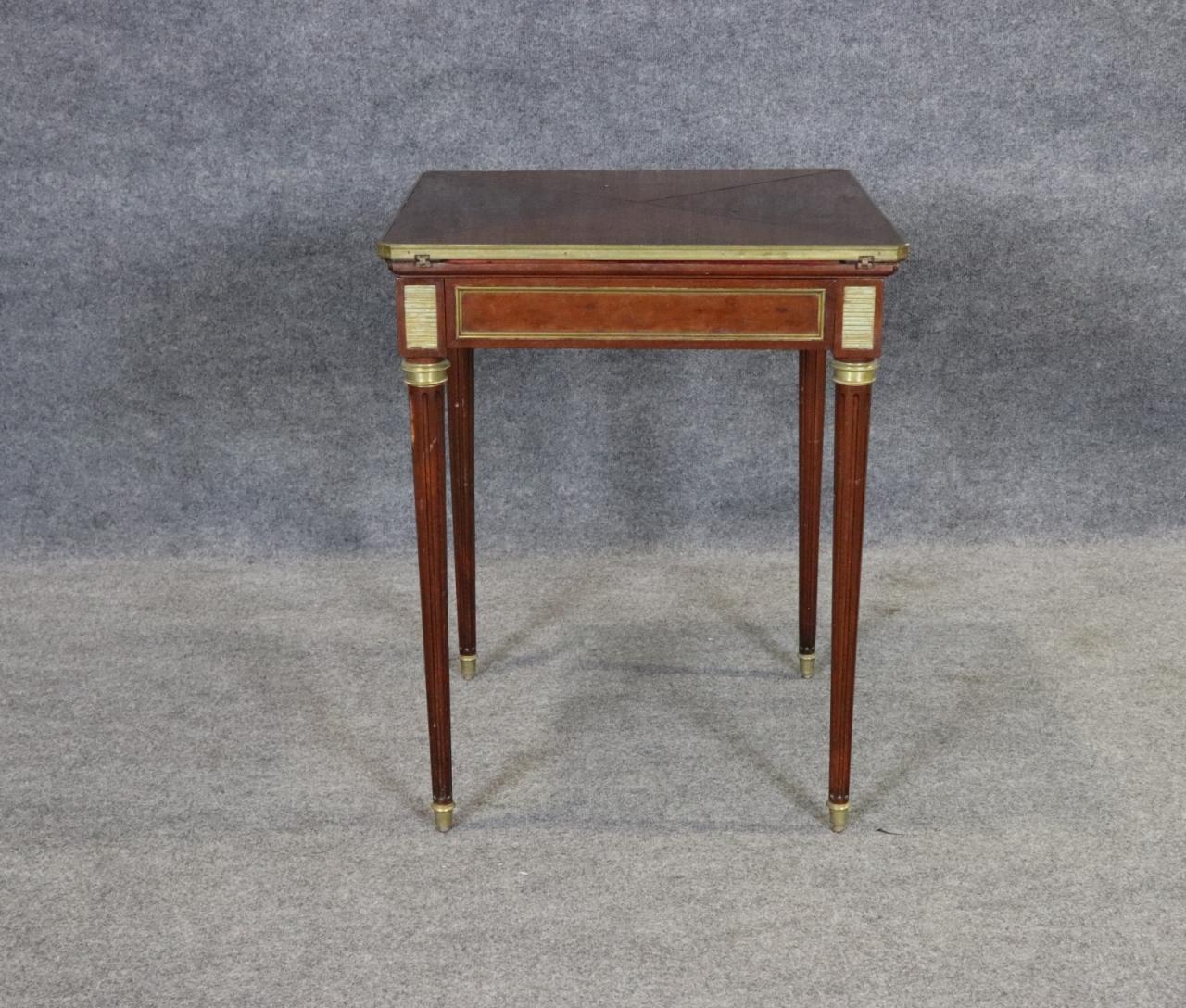 Table à serviettes Louis XVI du 19e siècle, montée sur bronze en vente 3