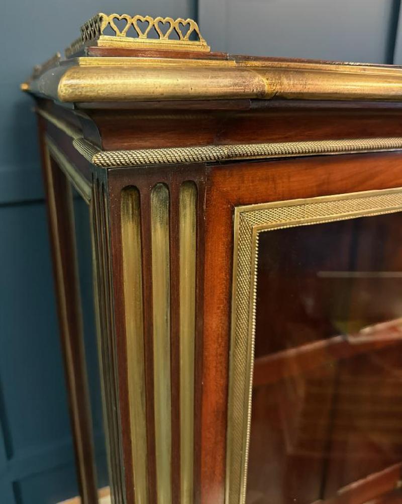 19th Century Bronze Mounted Mahogany Vitrine with Glass Shelves In Good Condition For Sale In Middleburg, VA