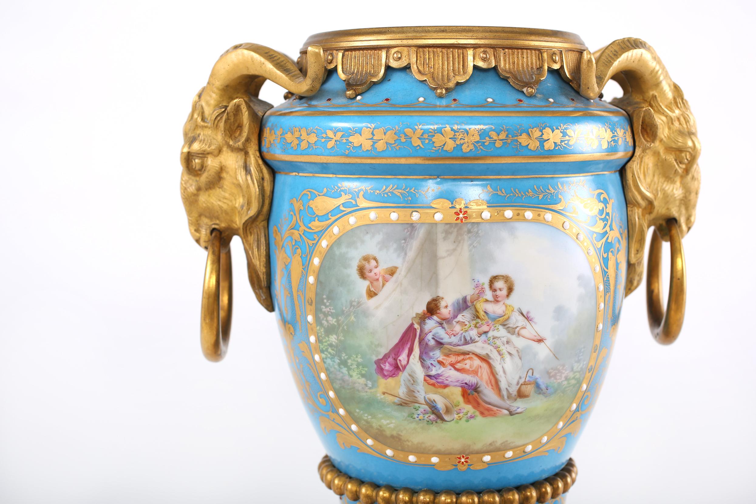 Urne rivestite in bronzo e porcellana del XIX secolo in vendita 3