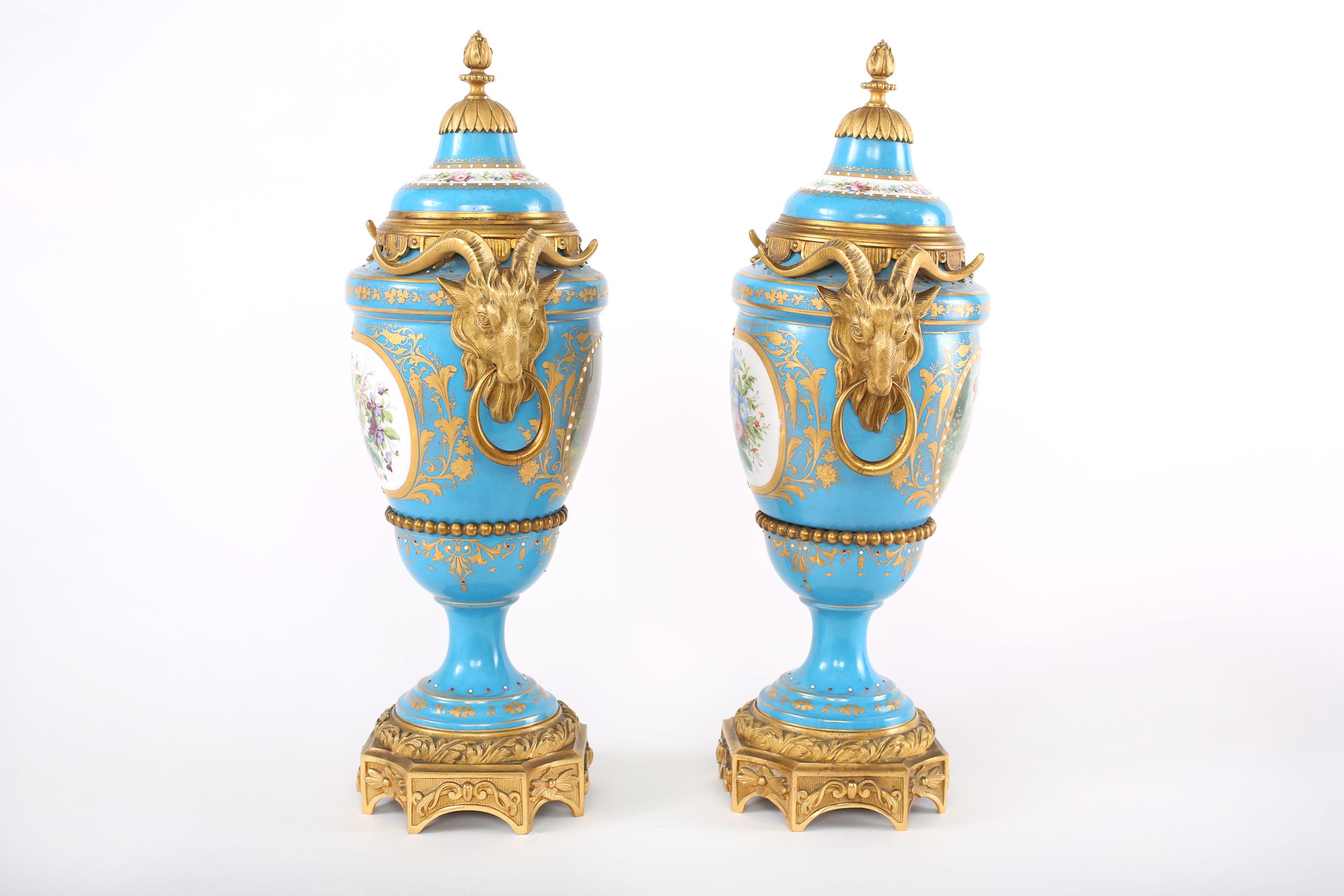 Urna decorativa in porcellana del XIX secolo in stile Sèvres, montata su bronzo dorato, con dettagli di scene dipinte in oro dorato. Ogni urna è in buone condizioni e presenta un'usura coerente con l'età e l'uso. Marchio del fabbricante