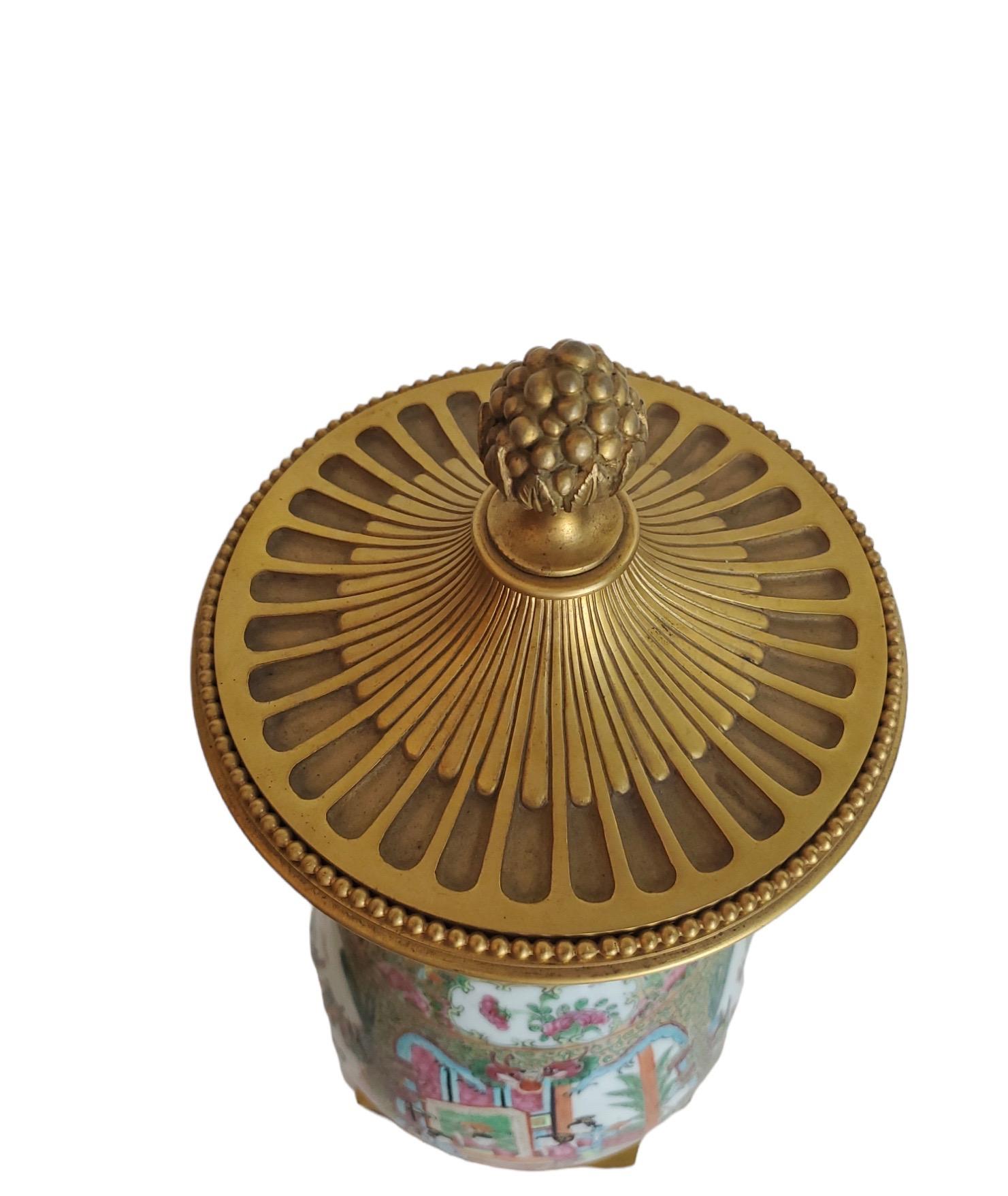 mit Rosenmedaillons bedeckte Urnen aus dem 19. Jahrhundert mit wunderschön gegossenen französischen Beschlägen aus Goldbronze. In ausgezeichnetem Zustand. Die Deckel sind nicht abnehmbar.