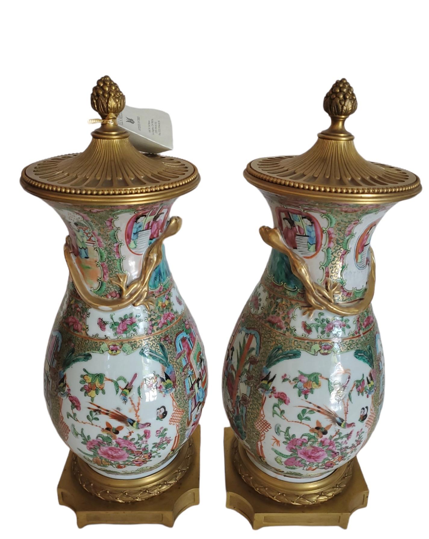 19. Jahrhundert Bronzemontierte Rose Medaillon-Urnen mit Deckel (Chinesisch) im Angebot