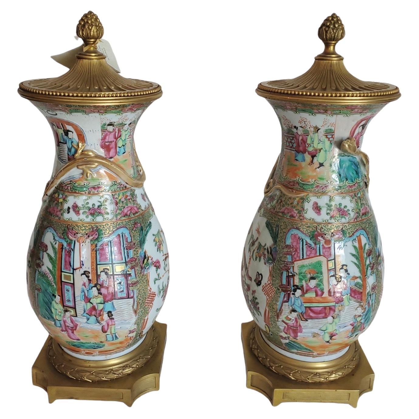 Urne con coperchio con medaglione a rosa montate in bronzo del XIX secolo in vendita