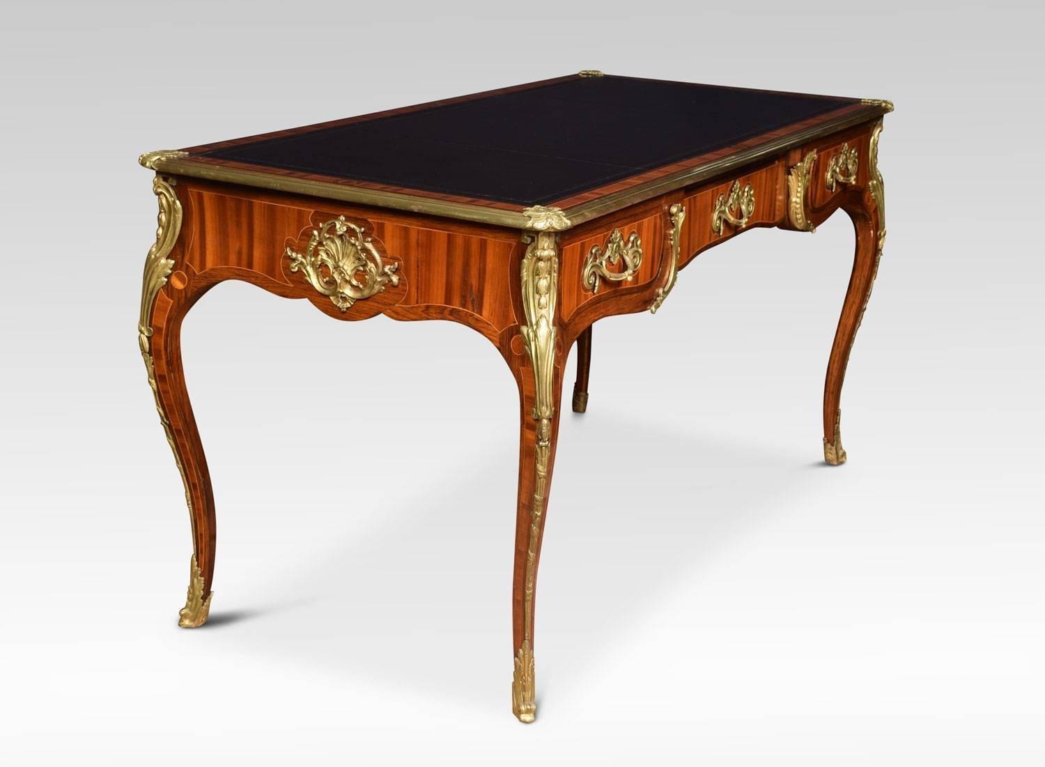 bureau plat en tulipier et palissandre du XIXe siècle, monté en bronze, le plateau façonné avec une bordure en bronze doré et un écritoire en cuir noir repoussé au-dessus de trois tiroirs en frise, le revers décoré de la même façon avec de faux