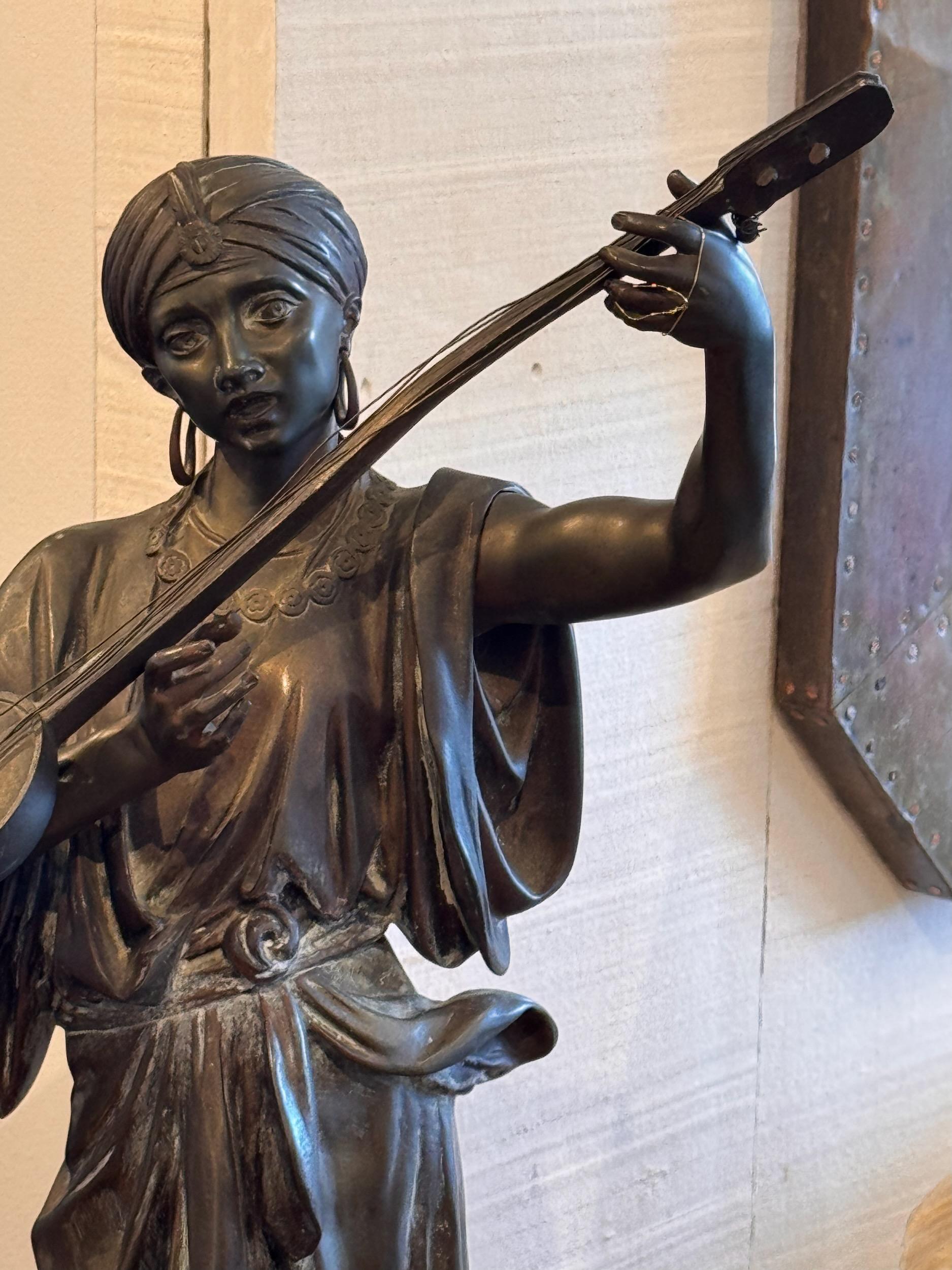 Scultura in bronzo del XIX secolo di un musicista in vendita 1
