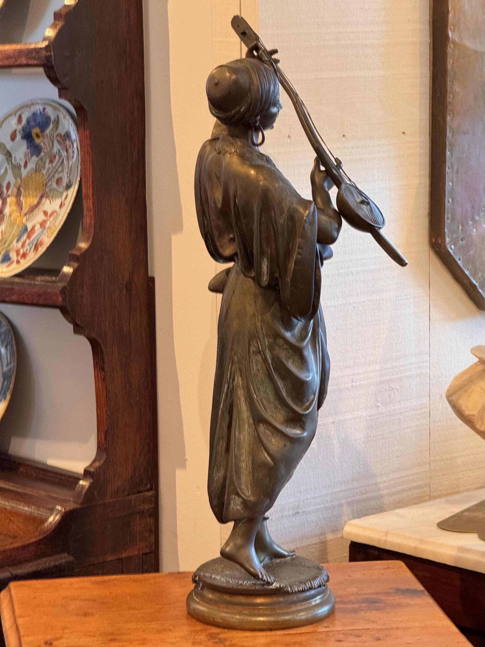 Scultura in bronzo del XIX secolo di un musicista in vendita 2
