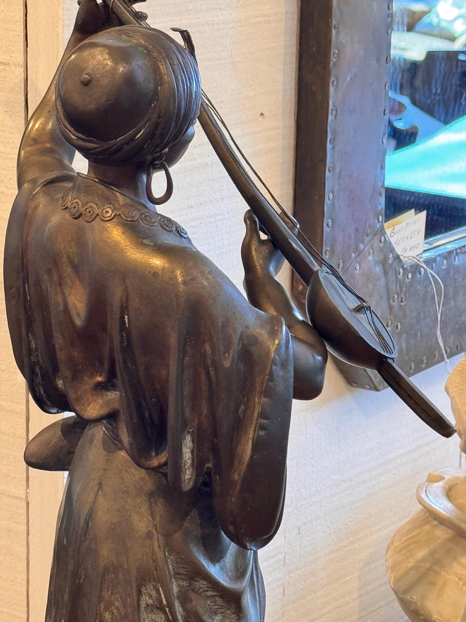 Scultura in bronzo del XIX secolo di un musicista in vendita 3