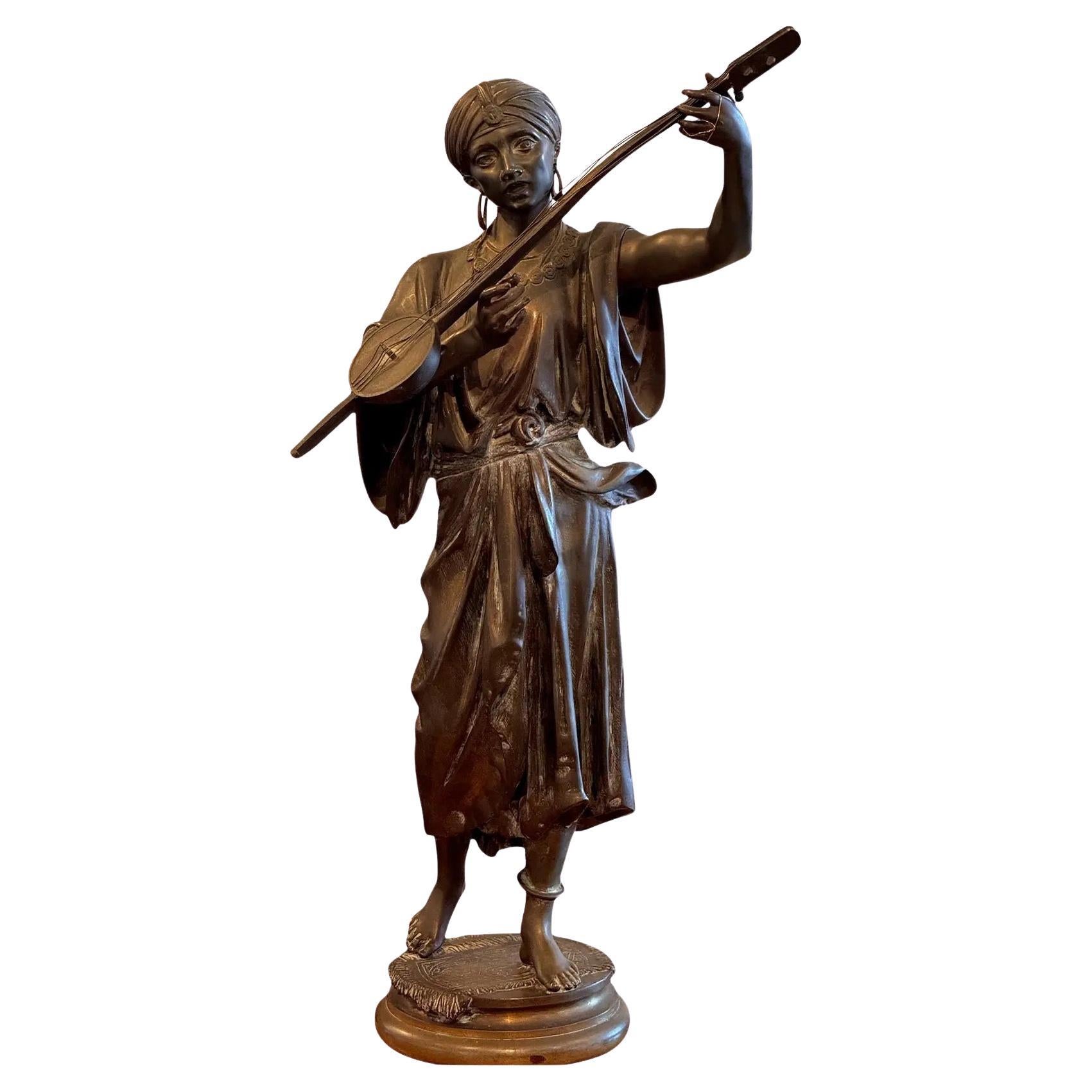 Escultura de bronce de un músico del siglo XIX