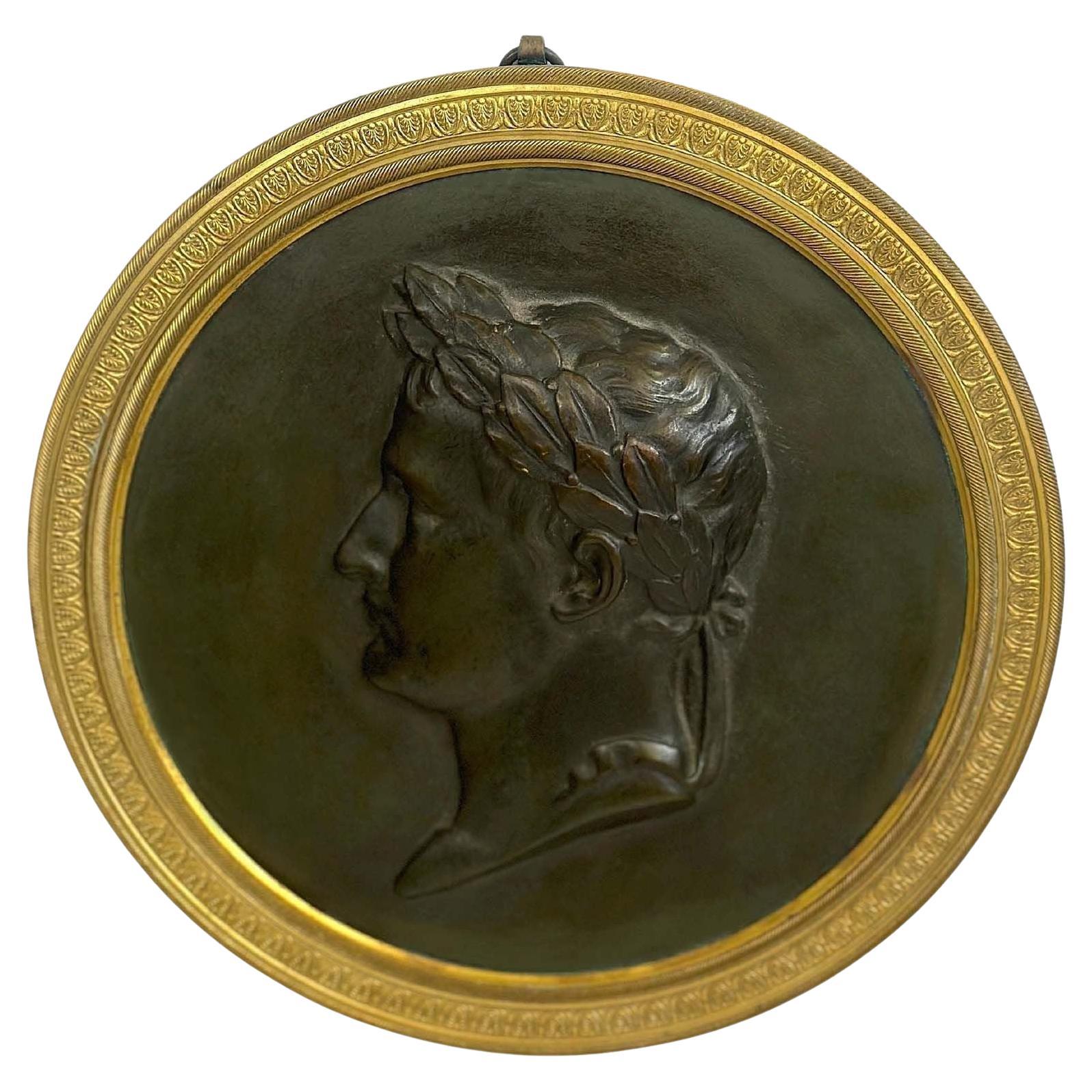 Plaque néoclassique en bronze du 19ème siècle en relief représentant Napoléon