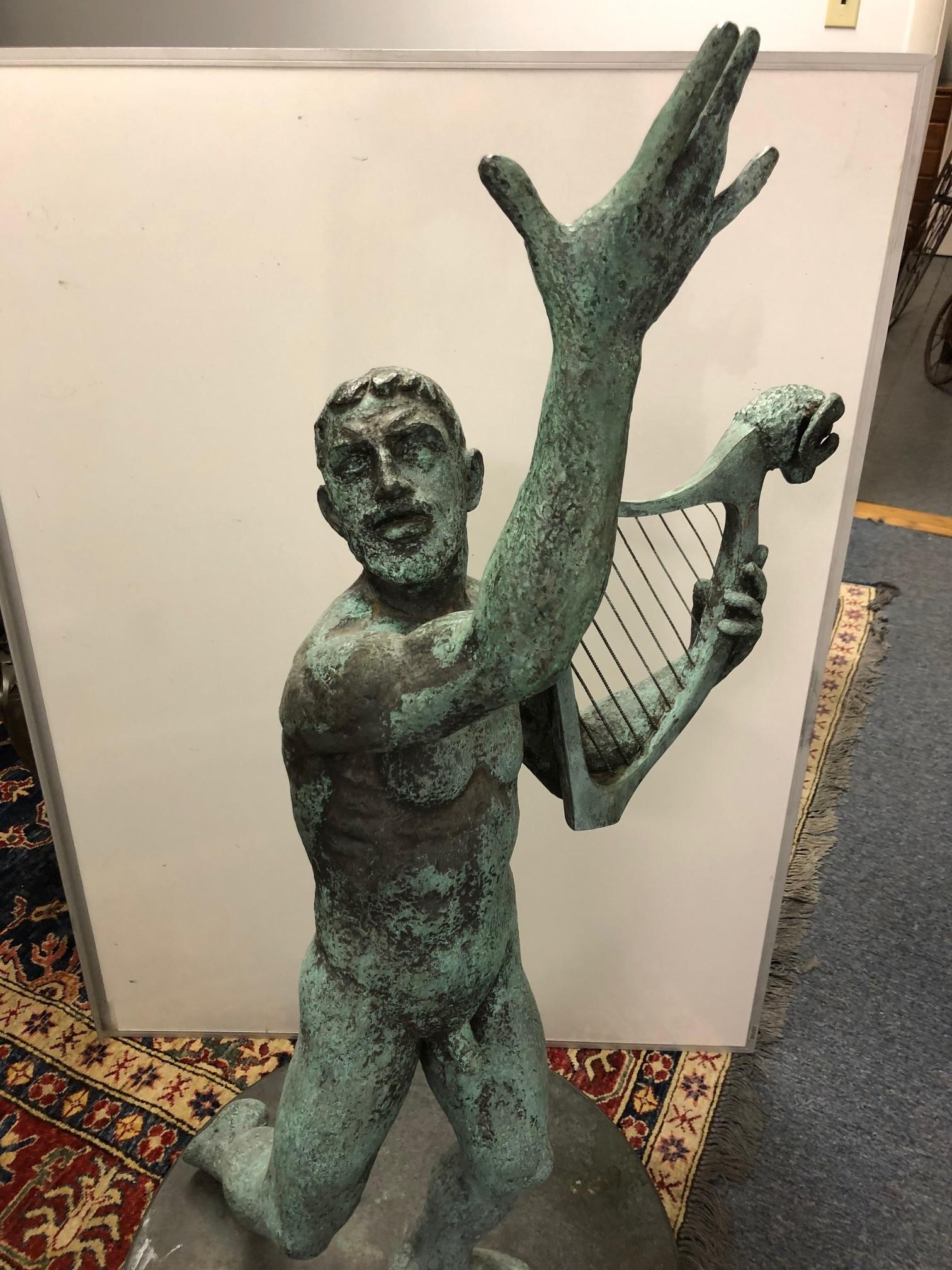 Bellissimo nudo maschile in bronzo del XIX secolo che suona l'arpa su una nuova base in bronzo. Si tratta di una statua originale in bronzo antico con una nuova base in bronzo massiccio. Ho indicato la statua come del XIX secolo ma molti mi hanno