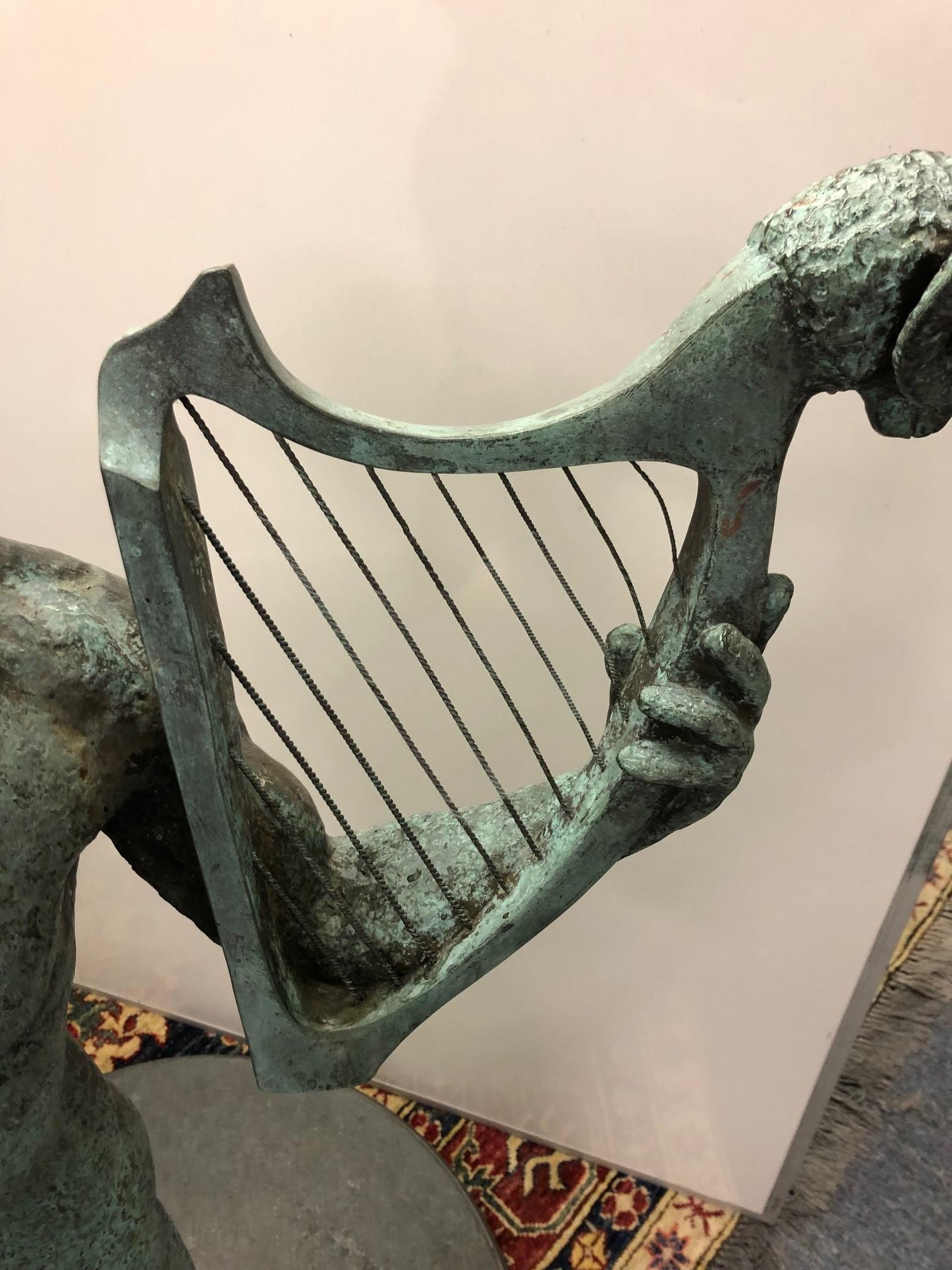 Homme nu en bronze du 19ème siècle tenant une harpe sur un socle en bronze Bon état - En vente à Stamford, CT