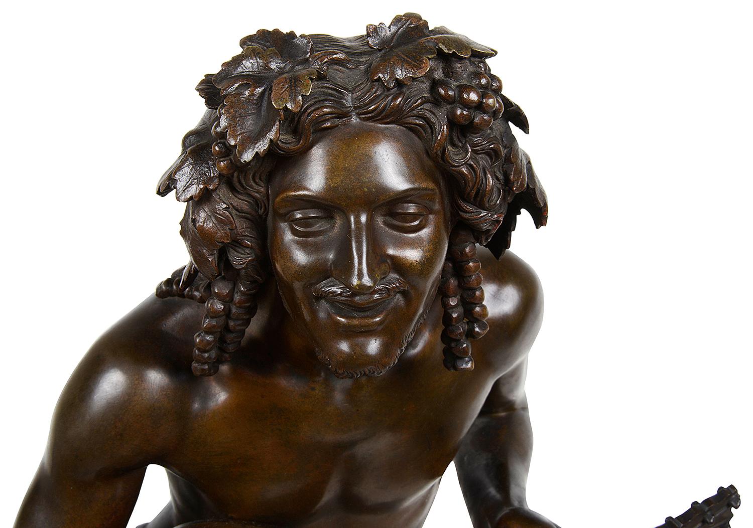 Une belle et grande étude en bronze du 19ème siècle de Bacchus reposant sur un généreux tonneau de raisins tenant un luth avec du raisin et de la vigne dans ses cheveux, une barbe négligée avec une jambe croisée et un doigt tendu. Ce splendide