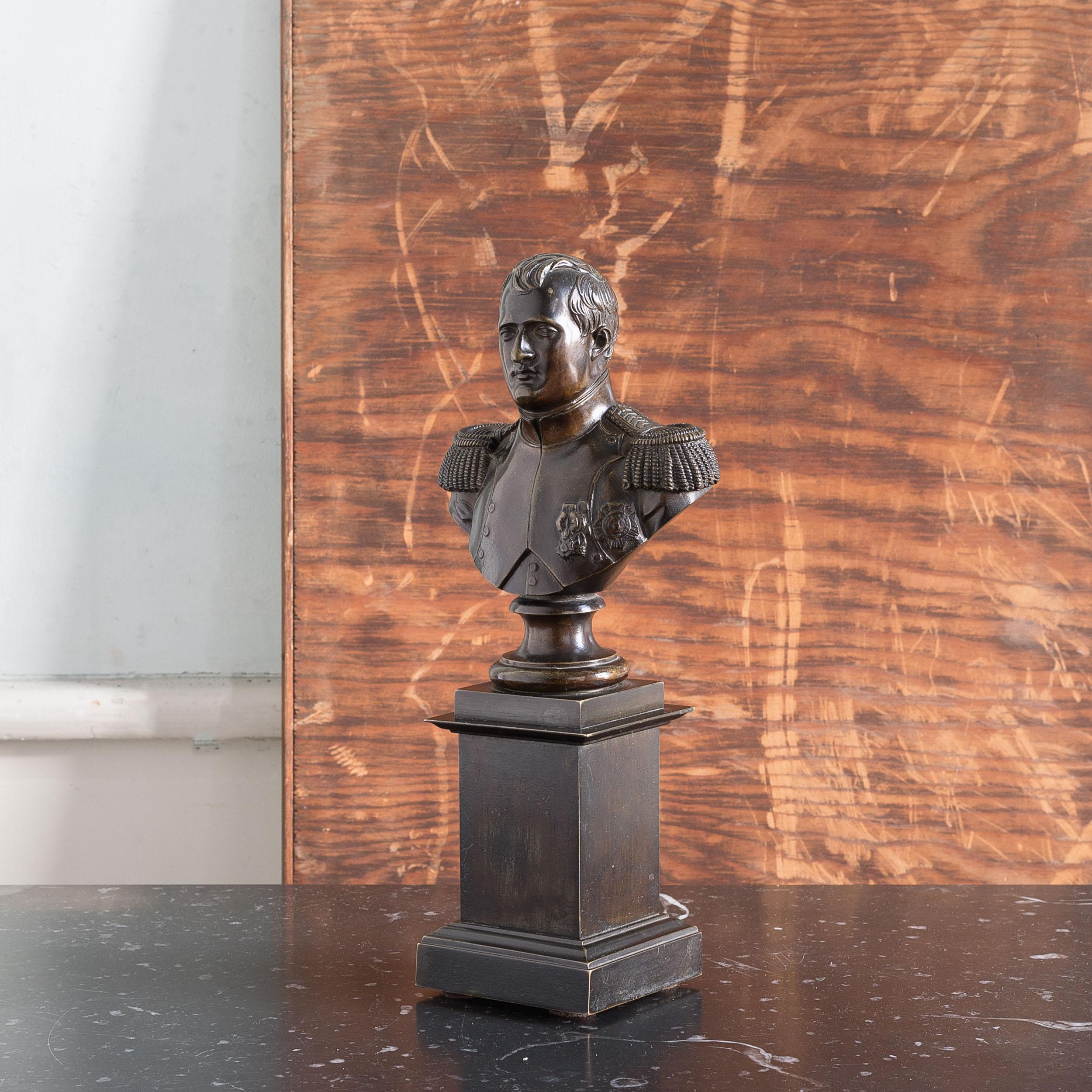 Bronze français du XIXe siècle représentant Napoléon Bonaparte, le buste monté sur socle et piédestal.