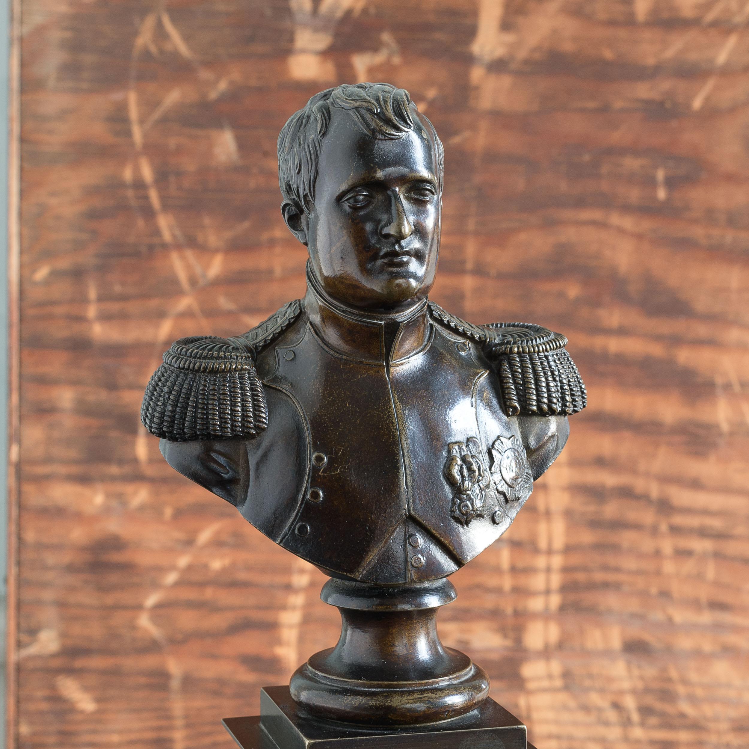 Bronze du 19e siècle représentant Napoléon Bonaparte en vente 3