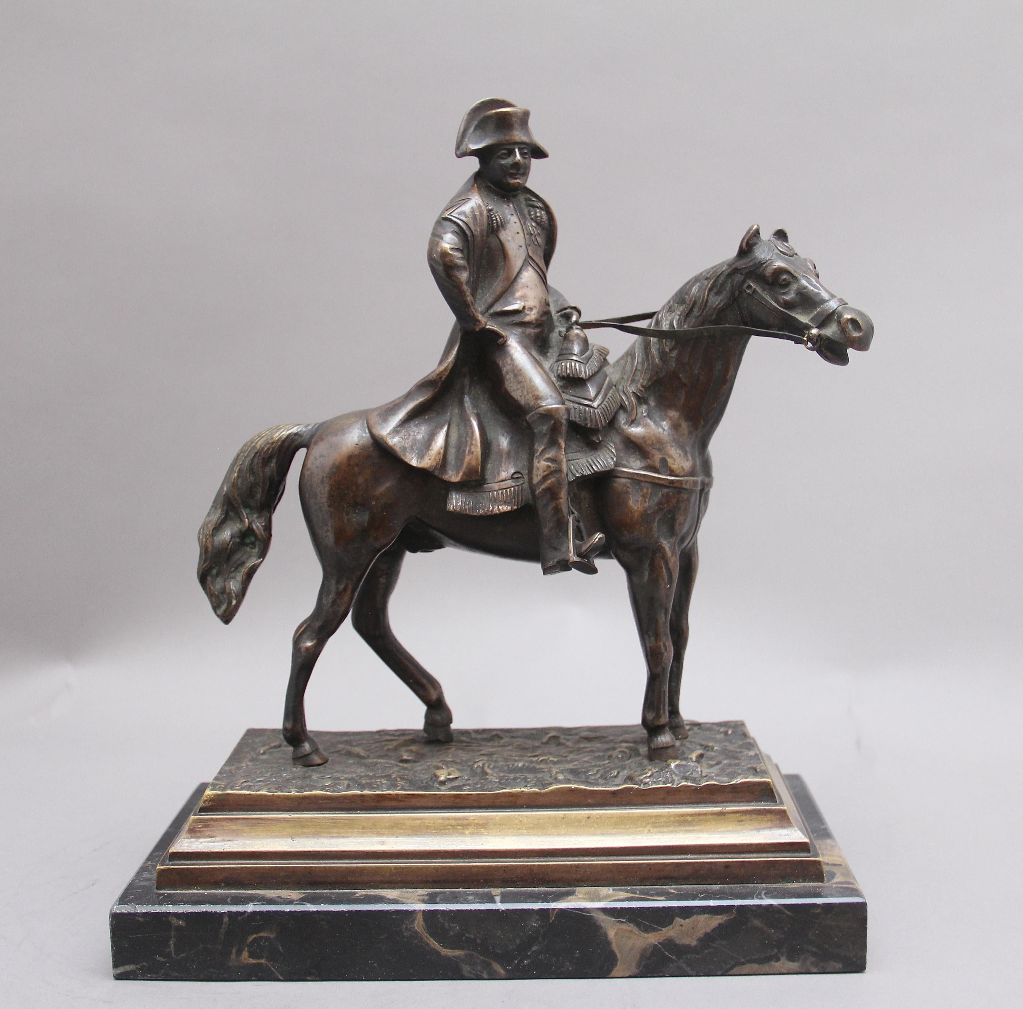 Un bel bronzo francese del XIX secolo raffigurante Napoleone a cavallo che poggia su un basamento in bronzo modellato che termina su una base in marmo grigio scuro variegato. Circa 1880.
   