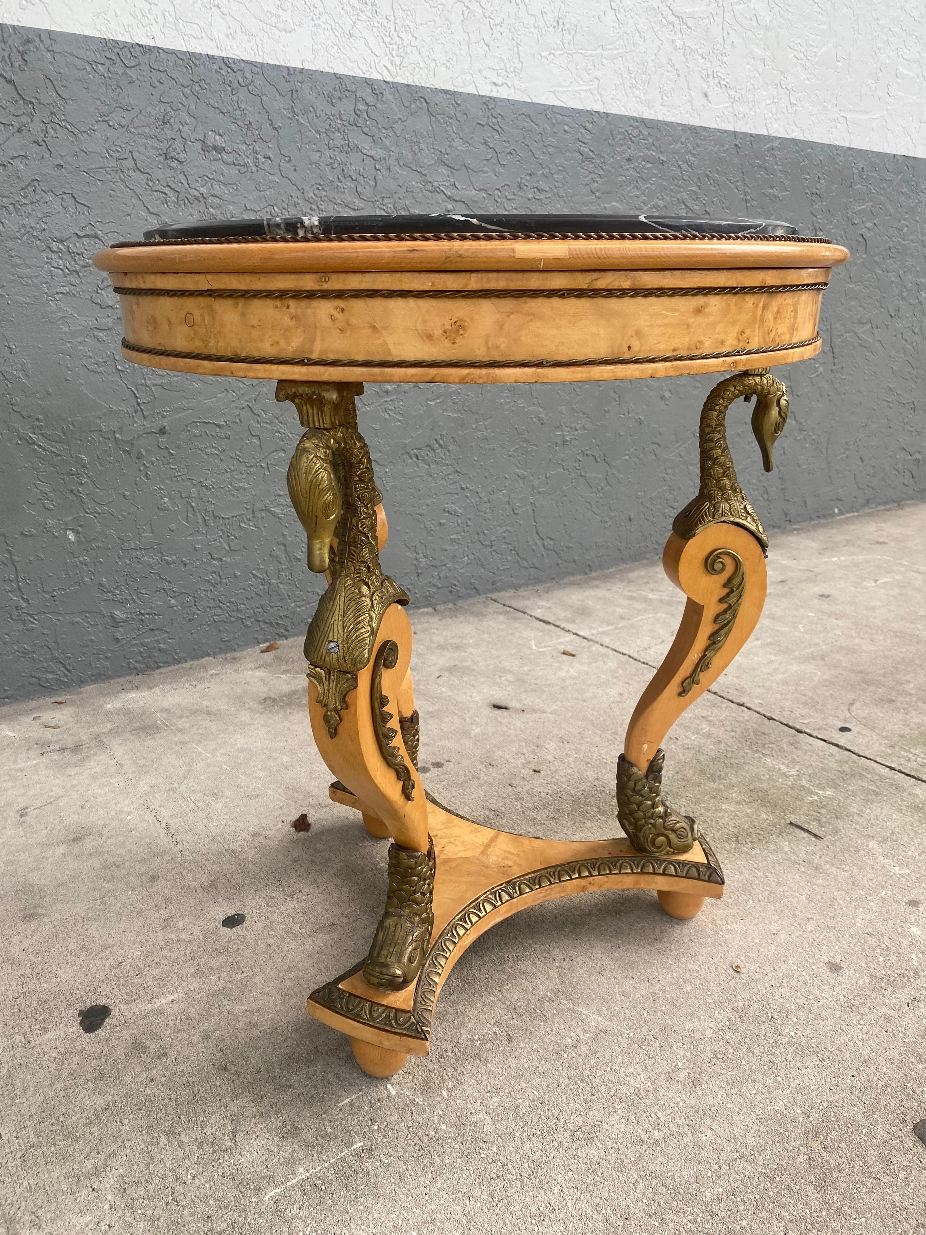 19. Jahrhundert Bronze Ormolu Swan Koi Fisch Reich Holz Marmor runden Tisch im Zustand „Gut“ im Angebot in Fort Lauderdale, FL