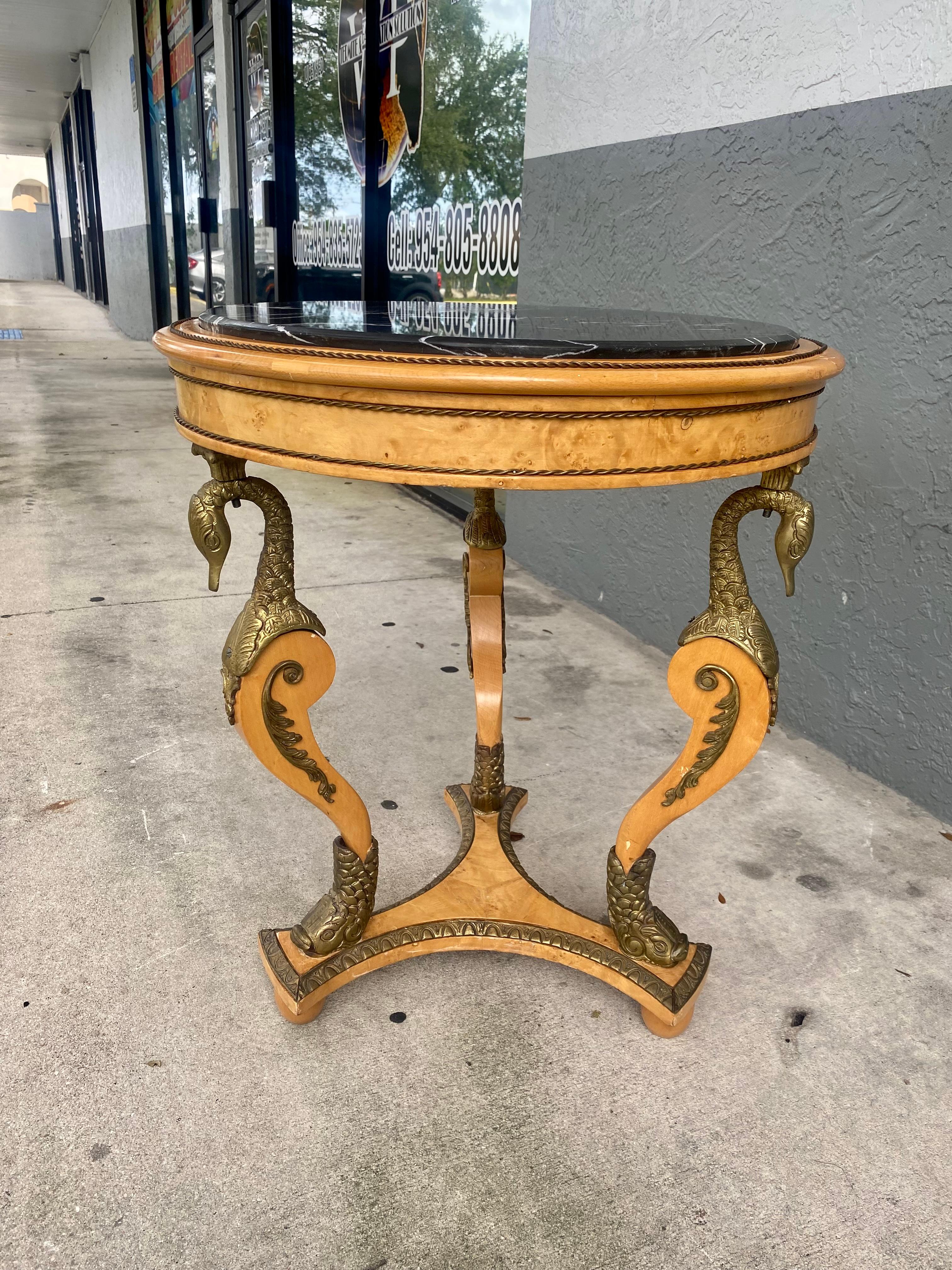 Siglo XIX Bronce Ormolu Cisne Pez Koi Imperio Madera Mármol Mesa Redonda en venta 2
