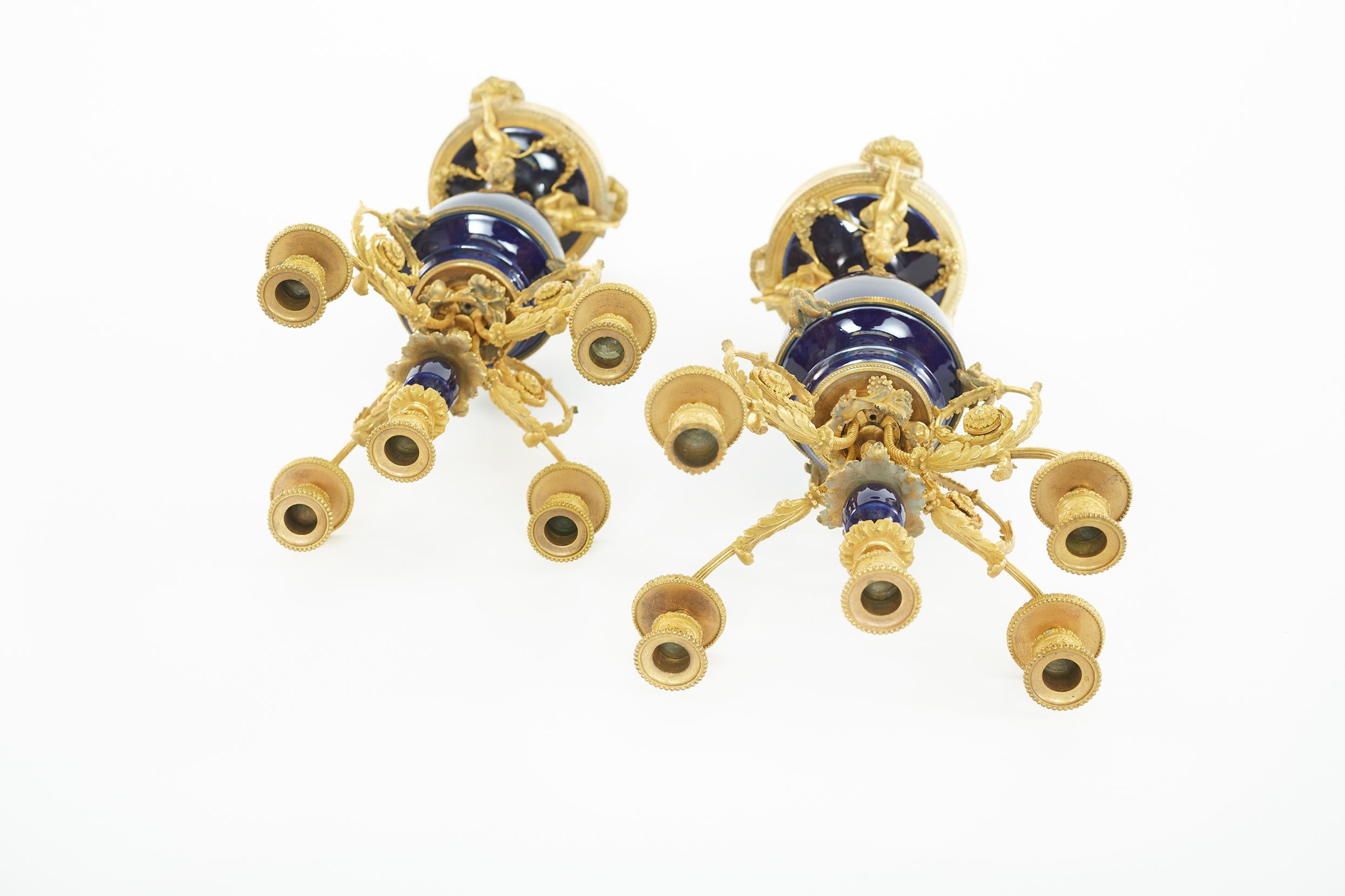 Metà XIX secolo Coppia di candelabri in bronzo e porcellana del XIX secolo in vendita